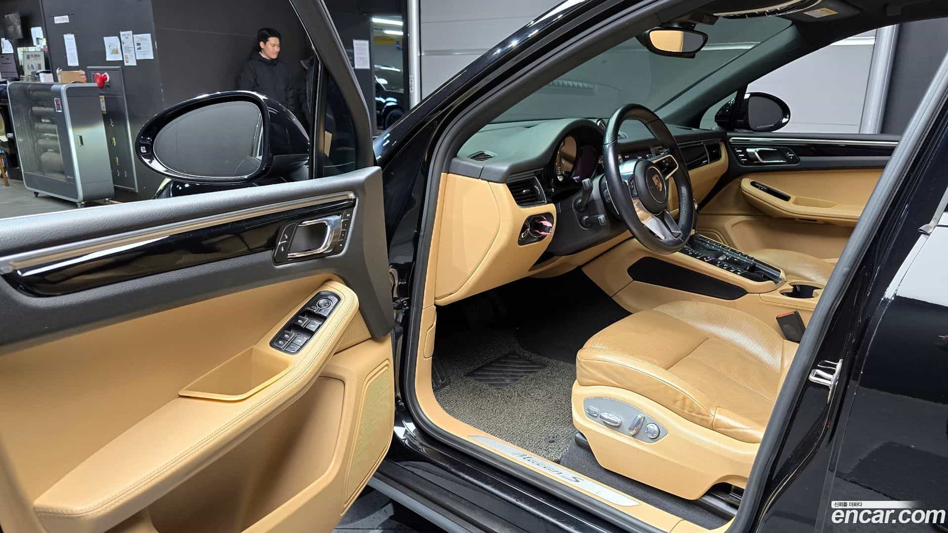 Macan Porsche 2016.10-OPTION-015