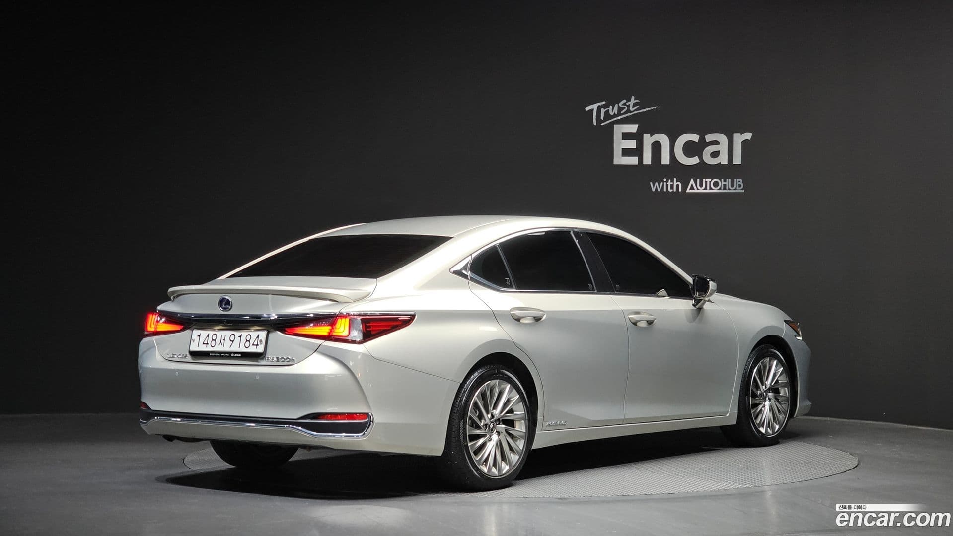 Main__Slider__Photo:ES Lexus 2020.0-1