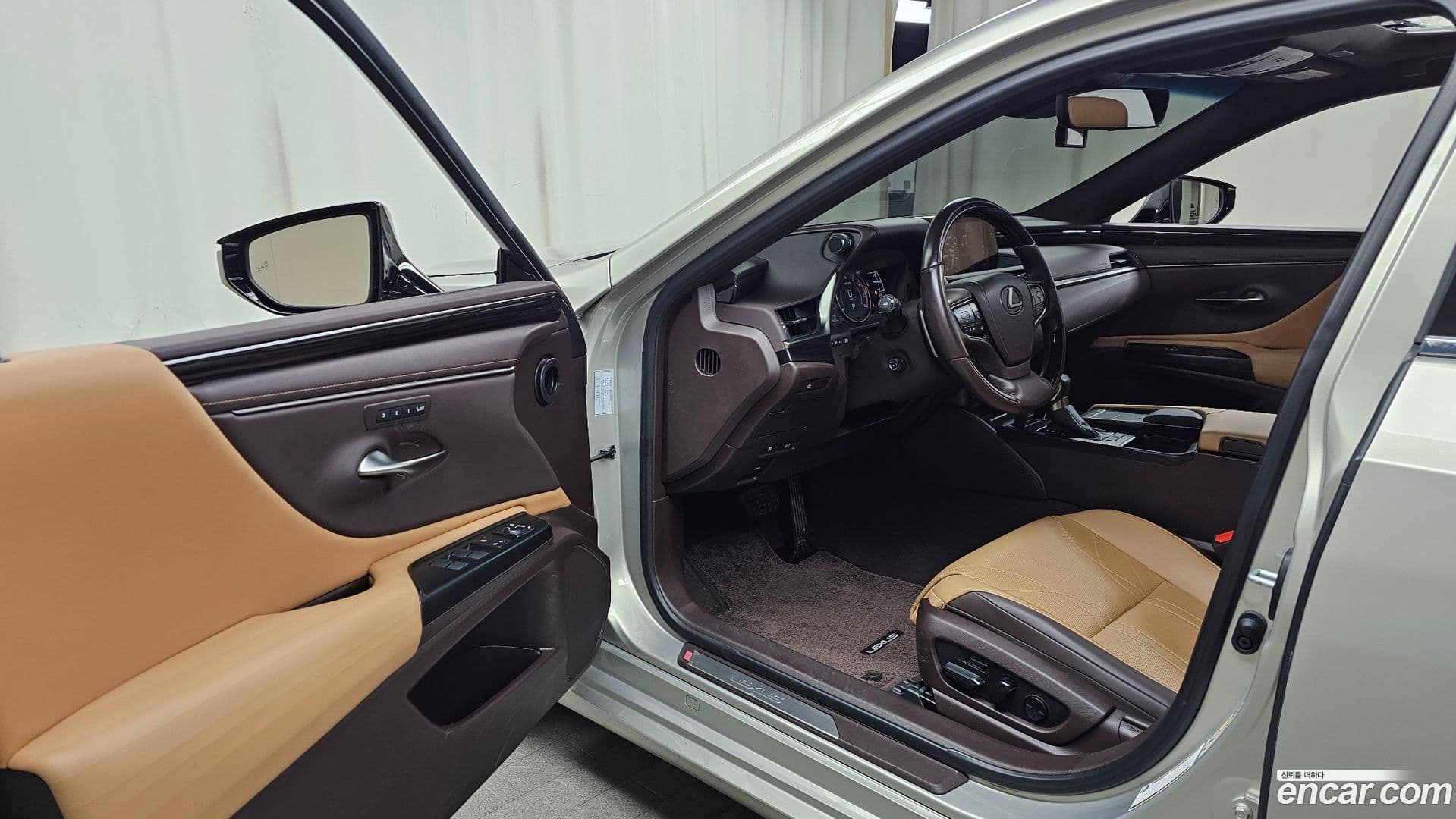 Main__Slider__Photo:ES Lexus 2020.0-9