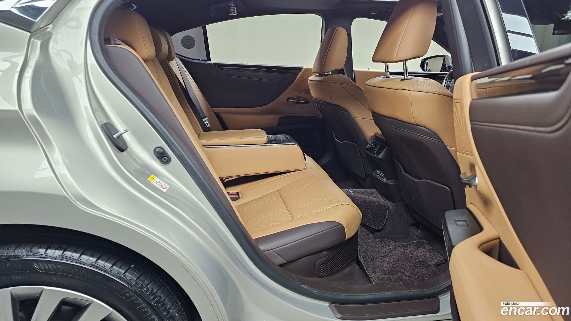 Main__Slider__Photo:ES Lexus 2020.0-11