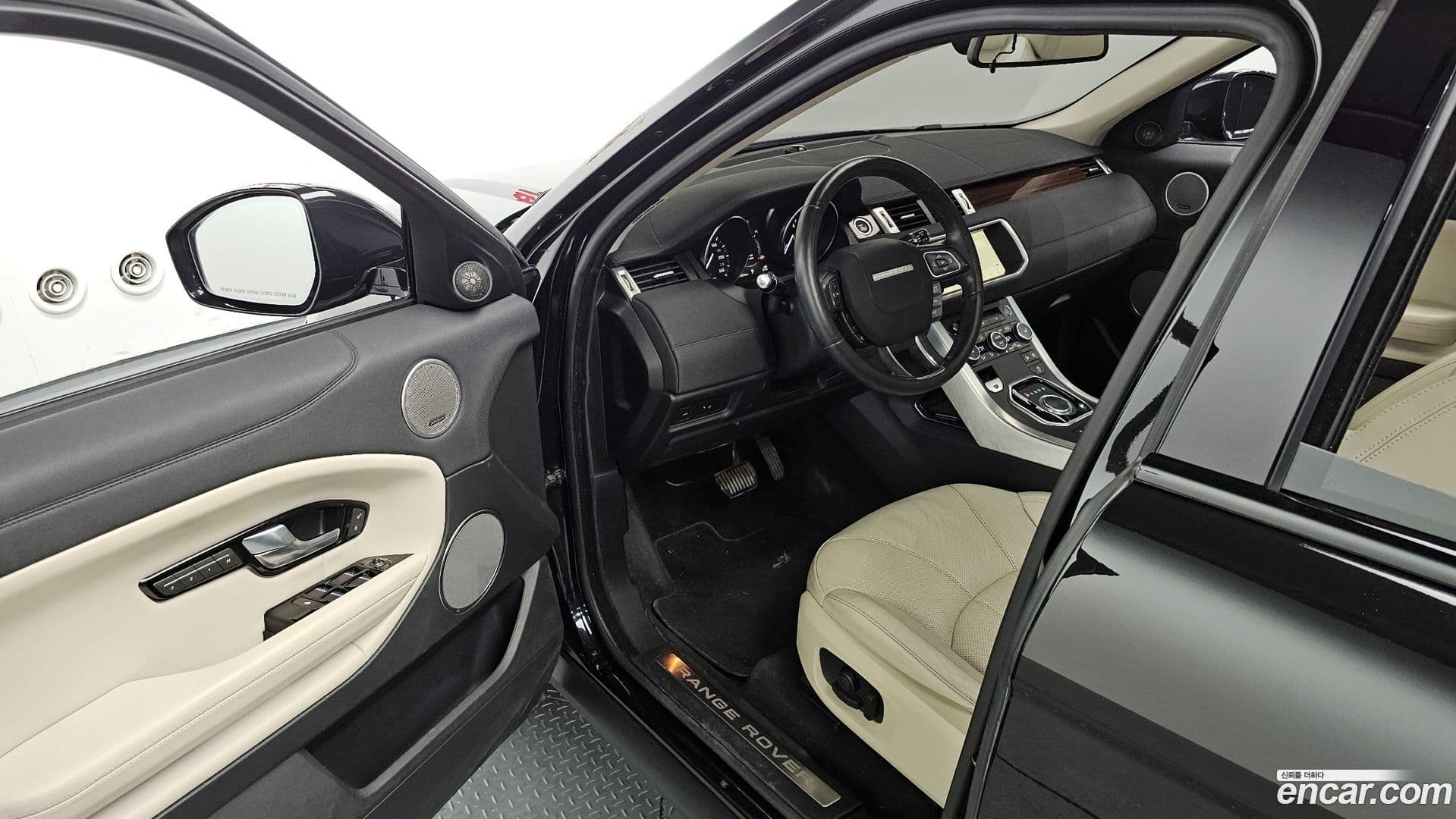 Main__Slider__Photo:Range Rover Evoque Land Rover 2018.10-10