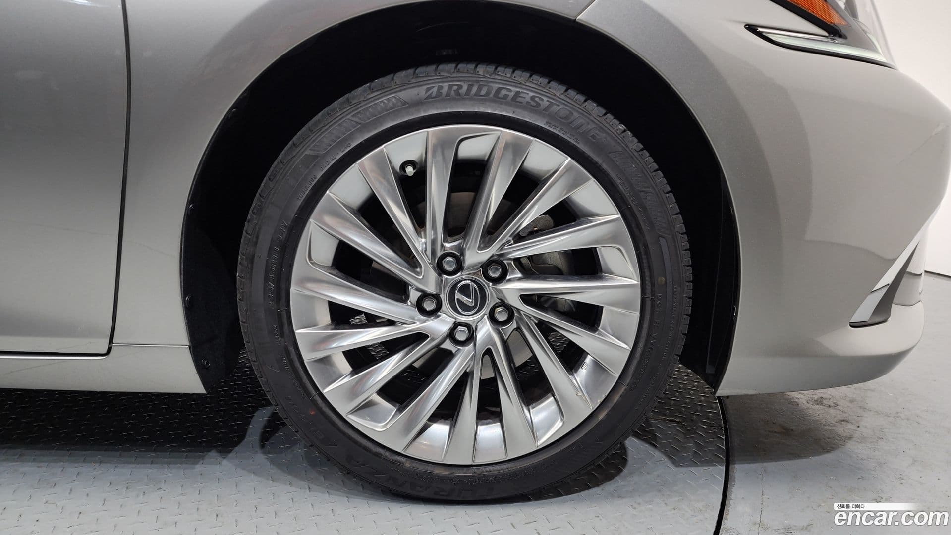 Main__Slider__Photo:ES Lexus 2024.3-4