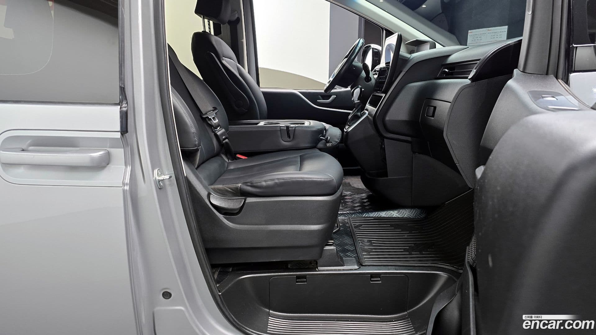 Main__Slider__Photo:Staria Hyundai 2023.4-9