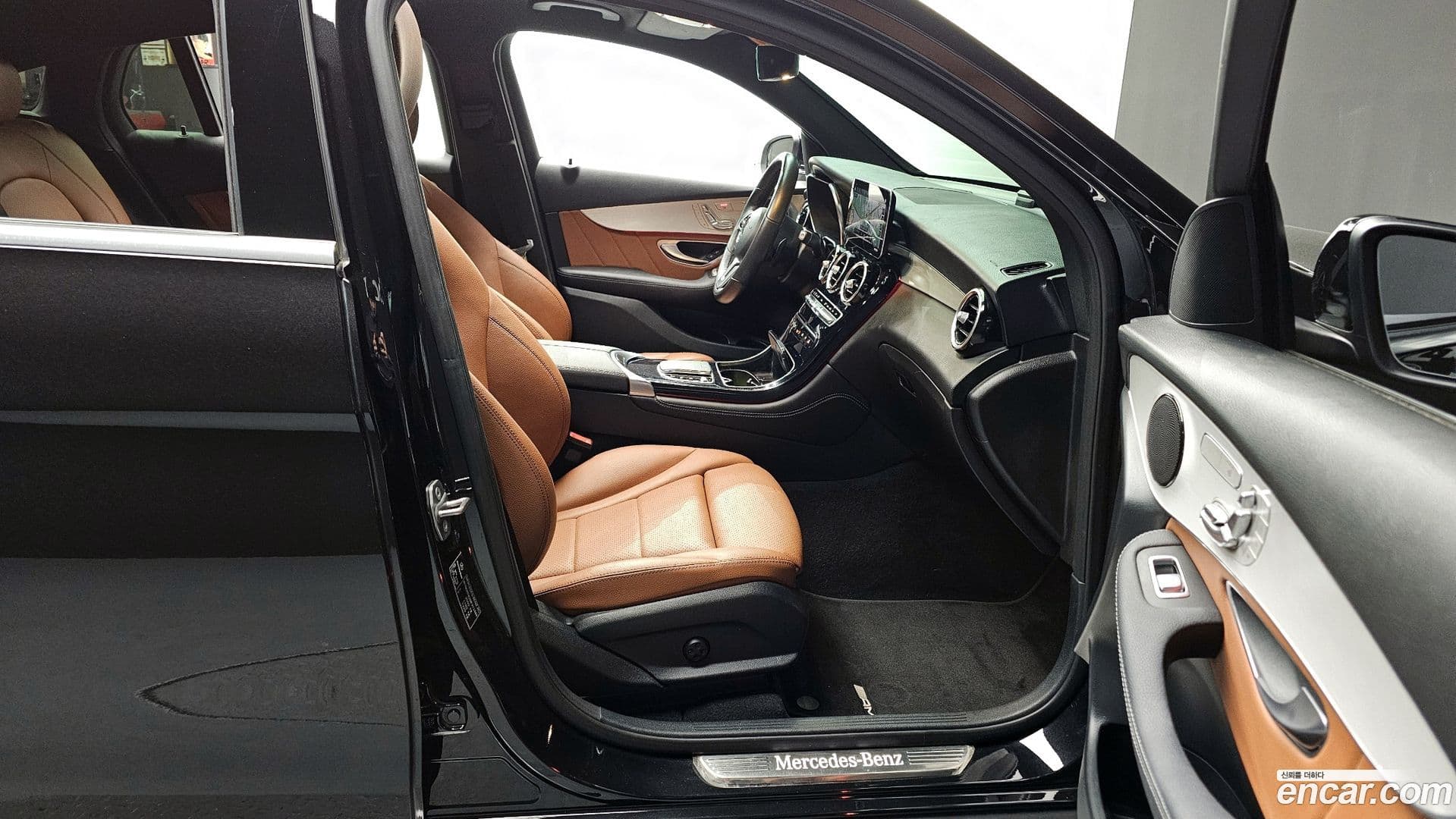 Main__Slider__Photo:GLC-Class Mercedes-Benz 2021.2-10