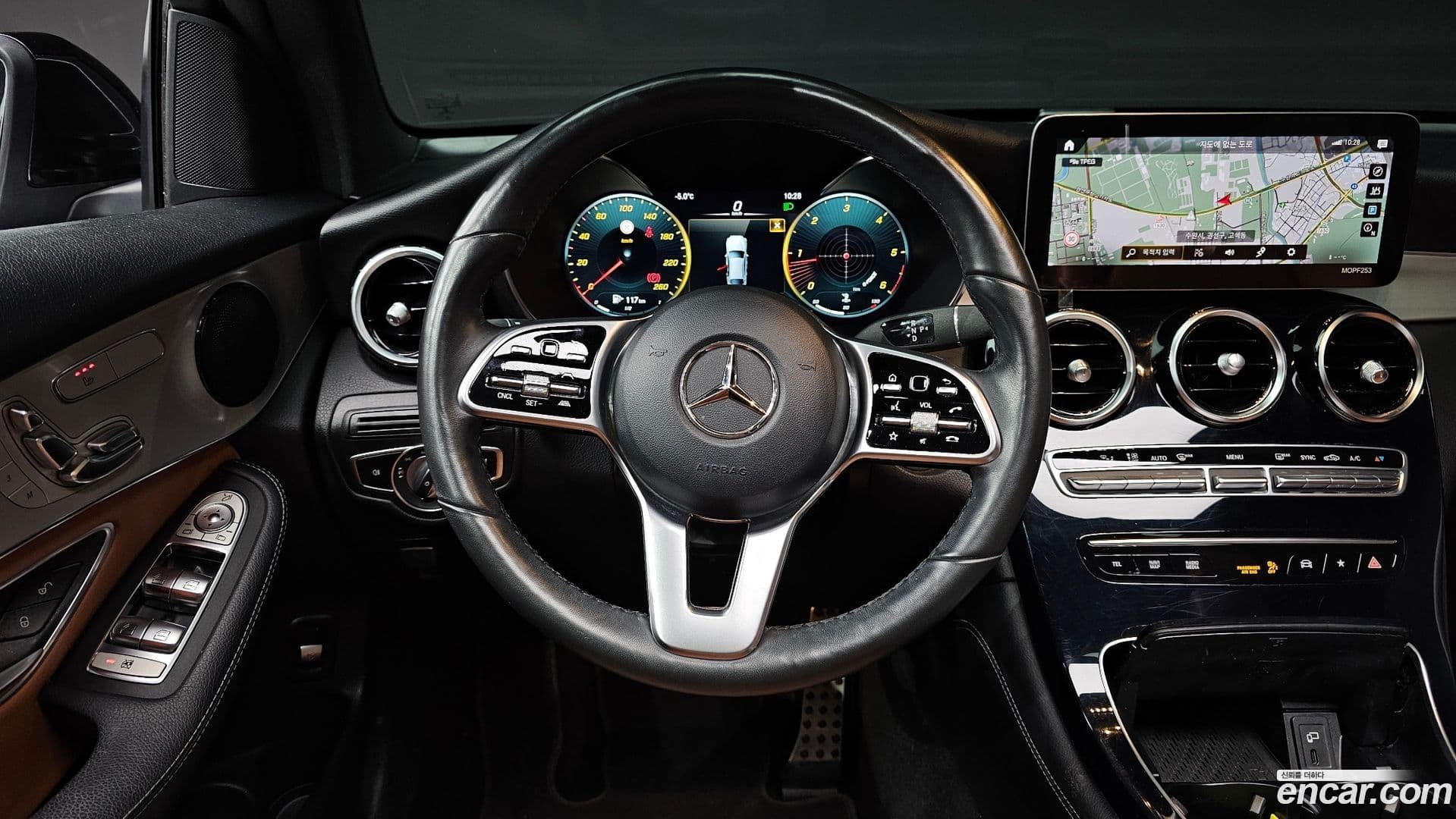 Main__Slider__Photo:GLC-Class Mercedes-Benz 2021.2-12