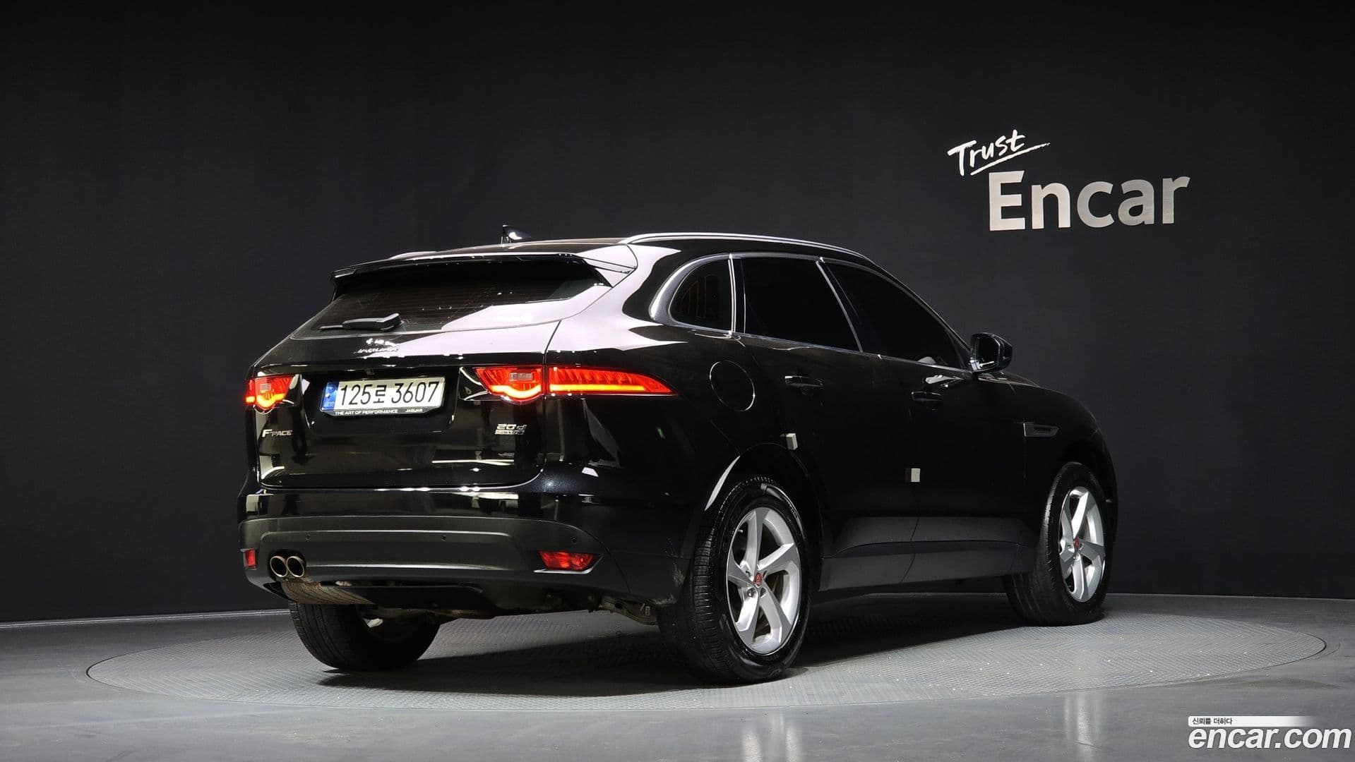 Main__Slider__Photo:F-PACE Jaguar 2020.11-1