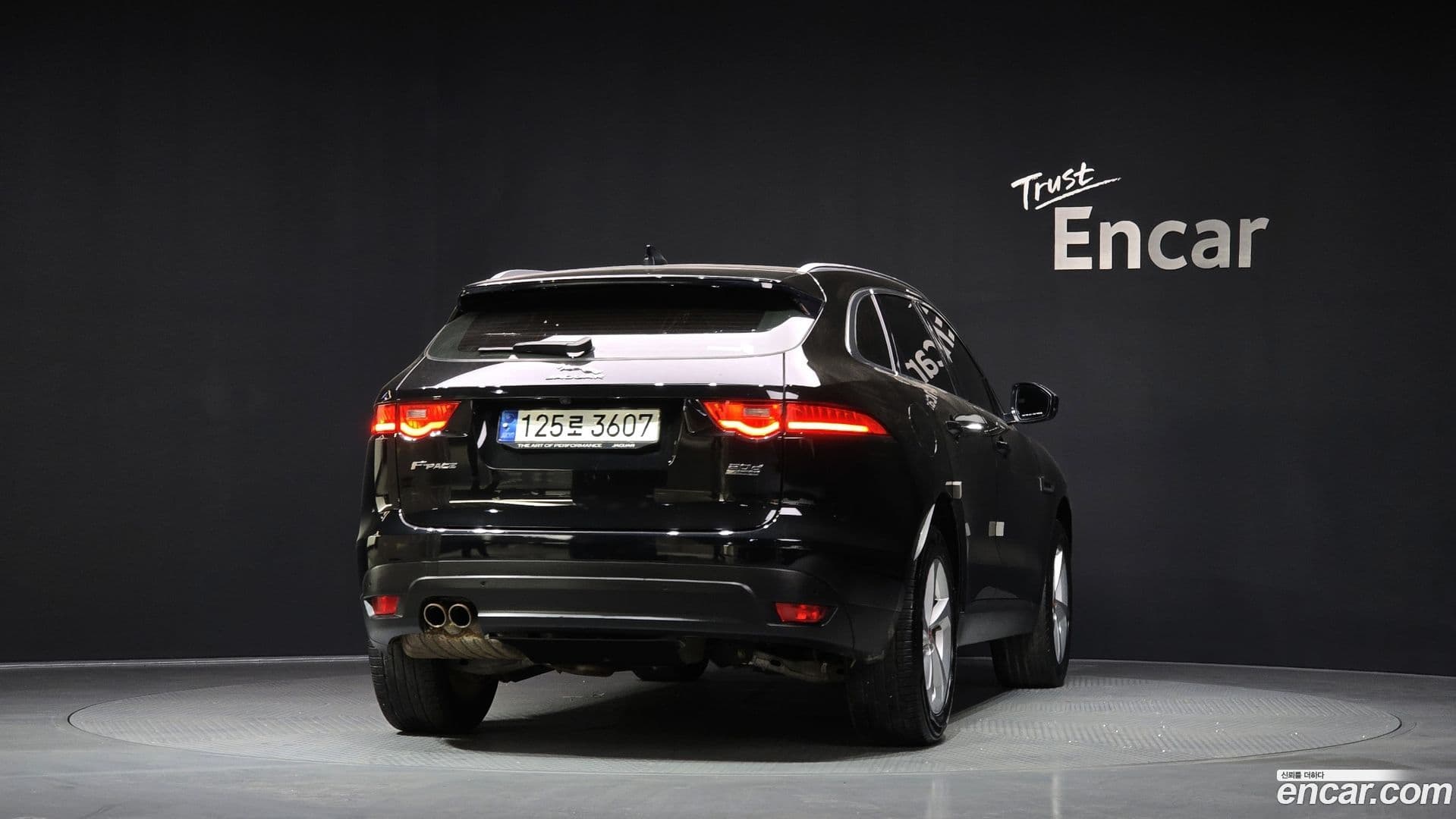 Main__Slider__Photo:F-PACE Jaguar 2020.11-3