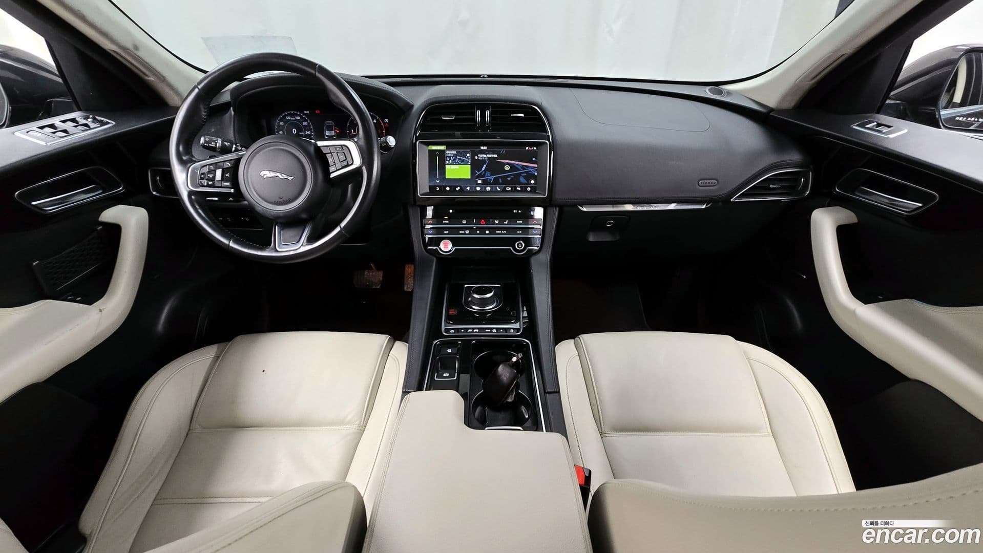 Main__Slider__Photo:F-PACE Jaguar 2020.11-6