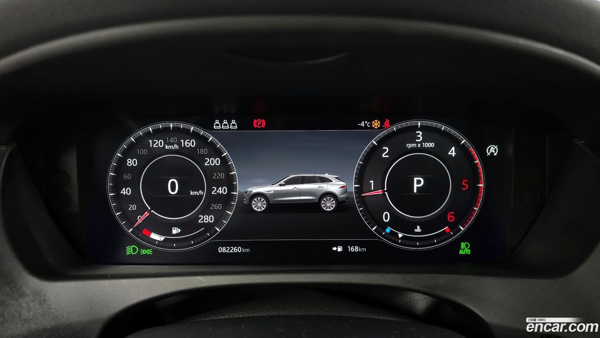 Main__Slider__Photo:F-PACE Jaguar 2020.11-7