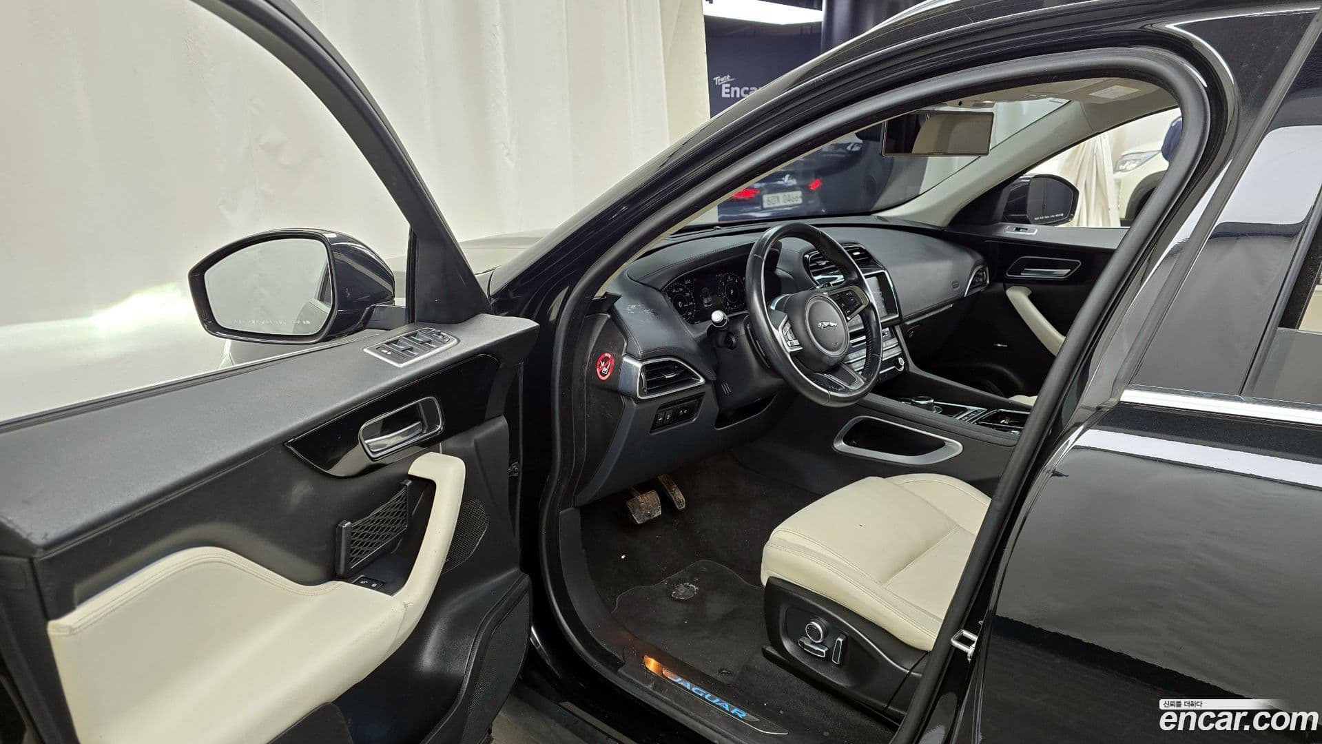 Main__Slider__Photo:F-PACE Jaguar 2020.11-9