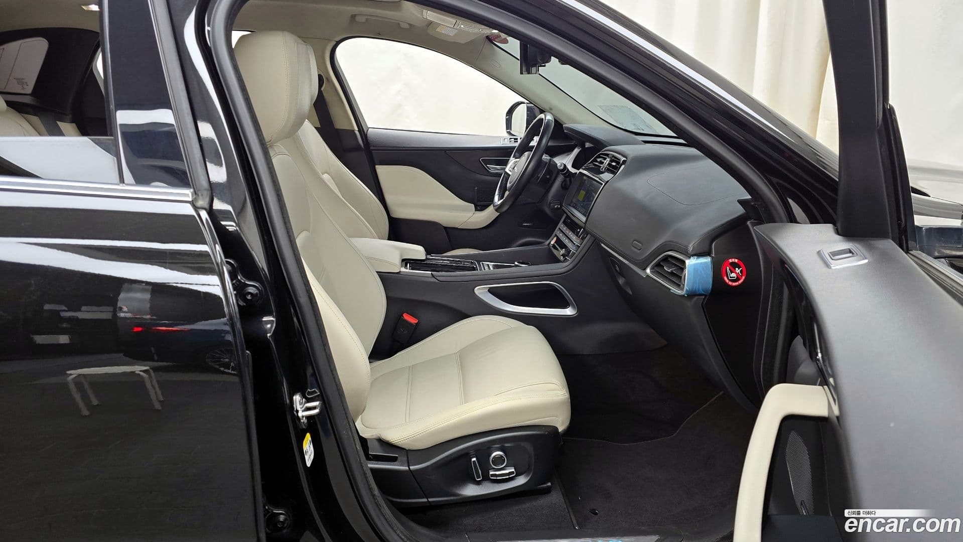 Main__Slider__Photo:F-PACE Jaguar 2020.11-10