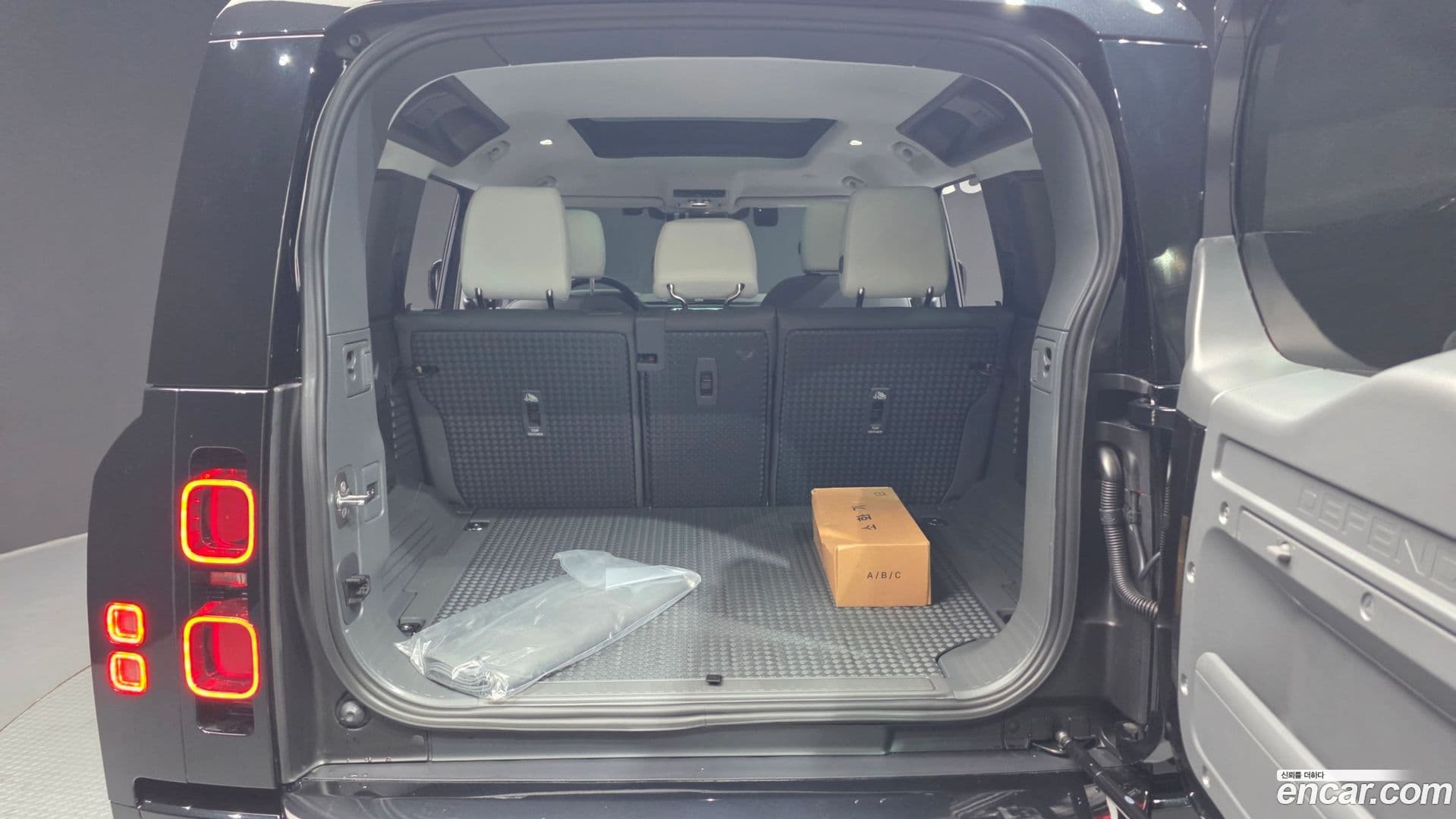 Main__Slider__Photo:Defender Land Rover 2024.11-19