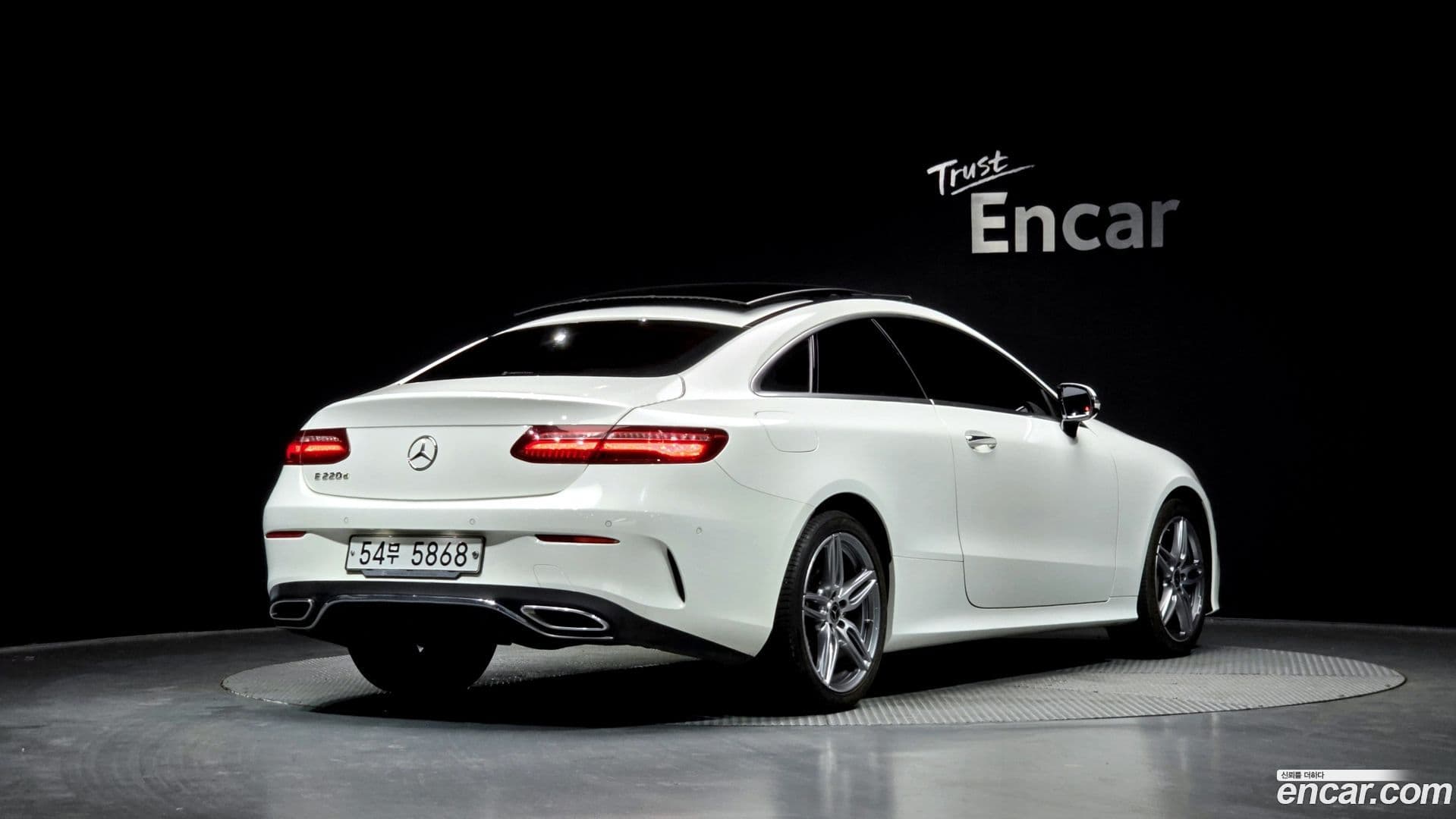 Main__Slider__Photo:E-Class Mercedes-Benz 2019.2-1
