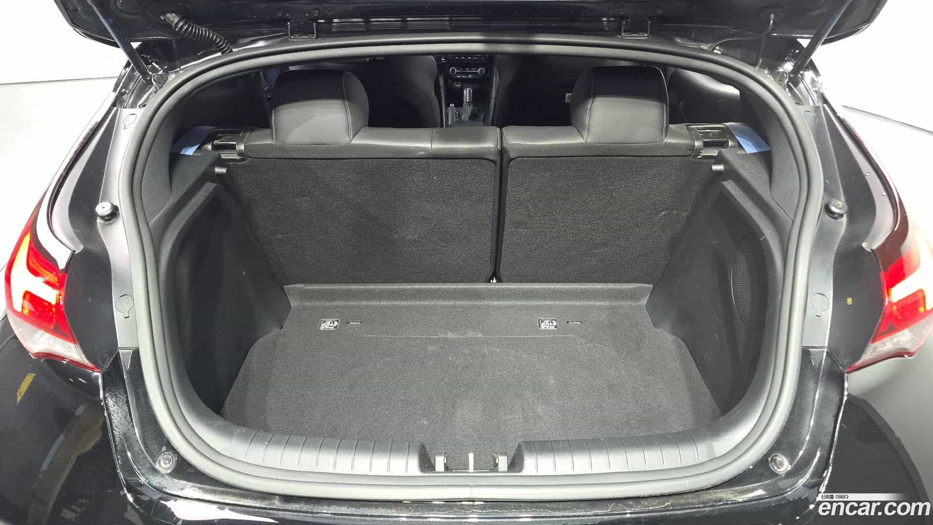 Veloster Hyundai 2021.5-OPTION-024