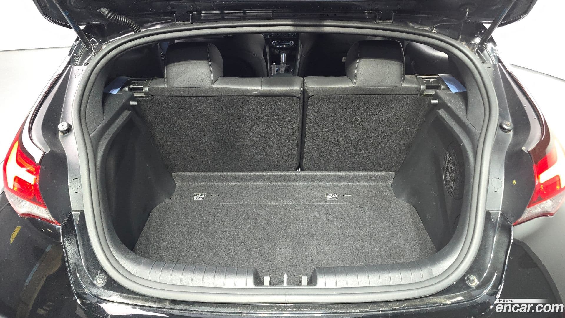 Main__Slider__Photo:Veloster Hyundai 2021.5-19