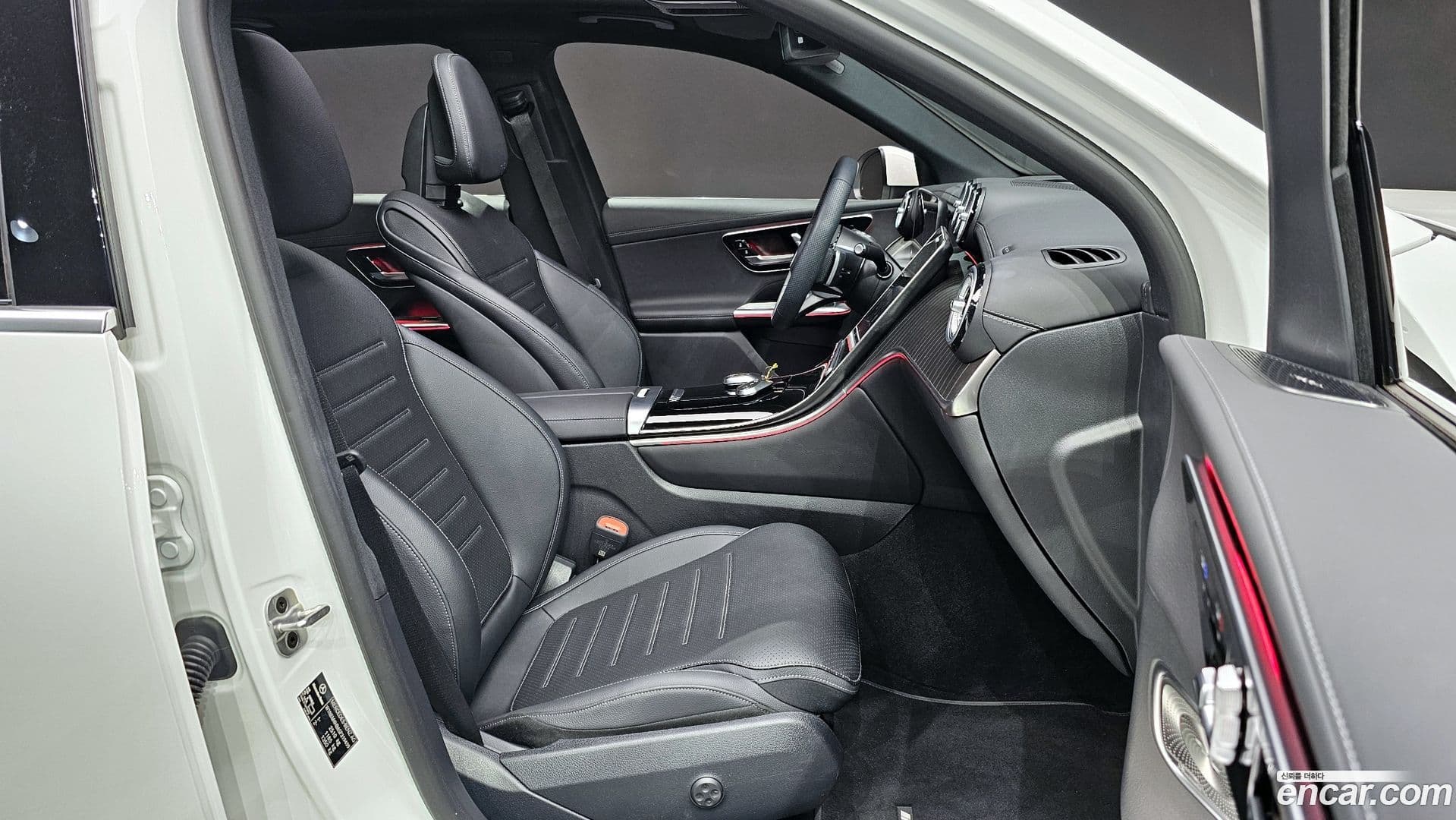 Main__Slider__Photo:GLC-Class Mercedes-Benz 2025.4-9