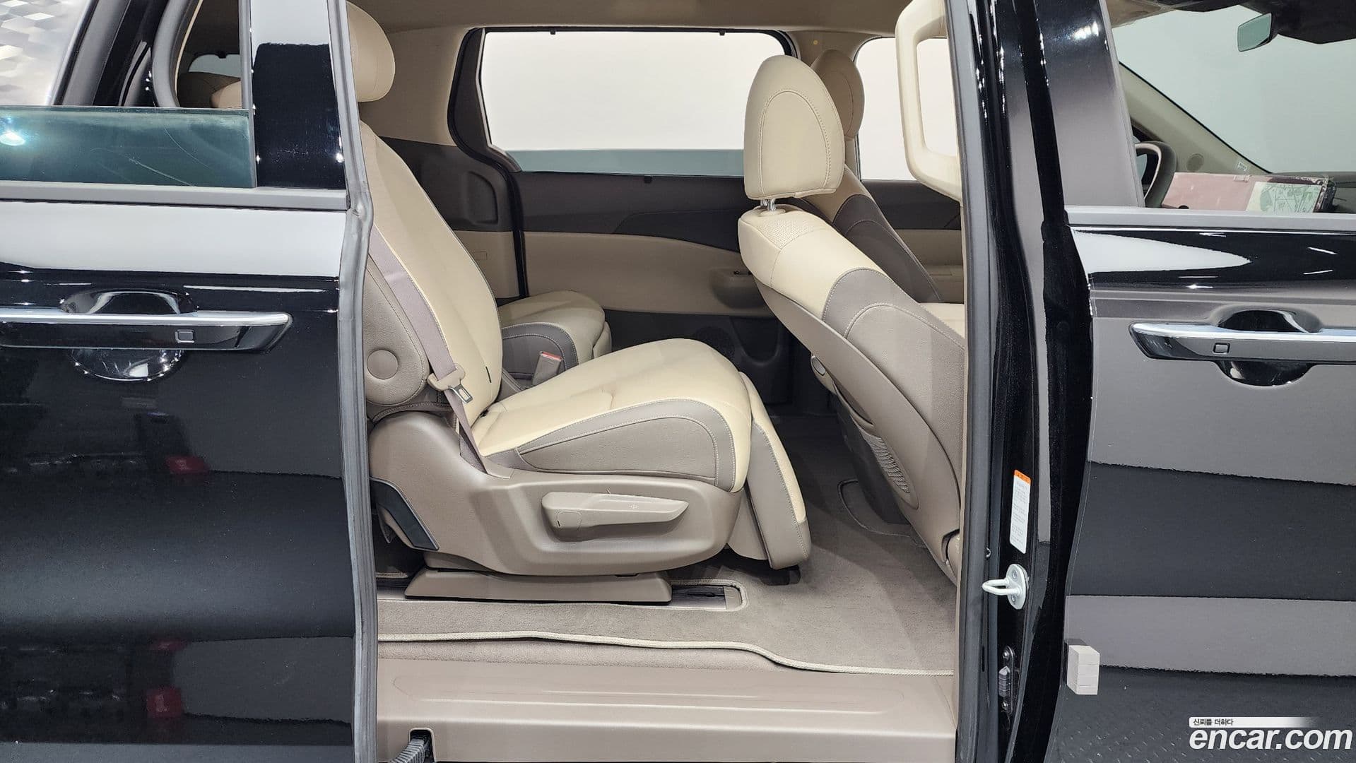 Main__Slider__Photo:Canival Kia 2025.1-11