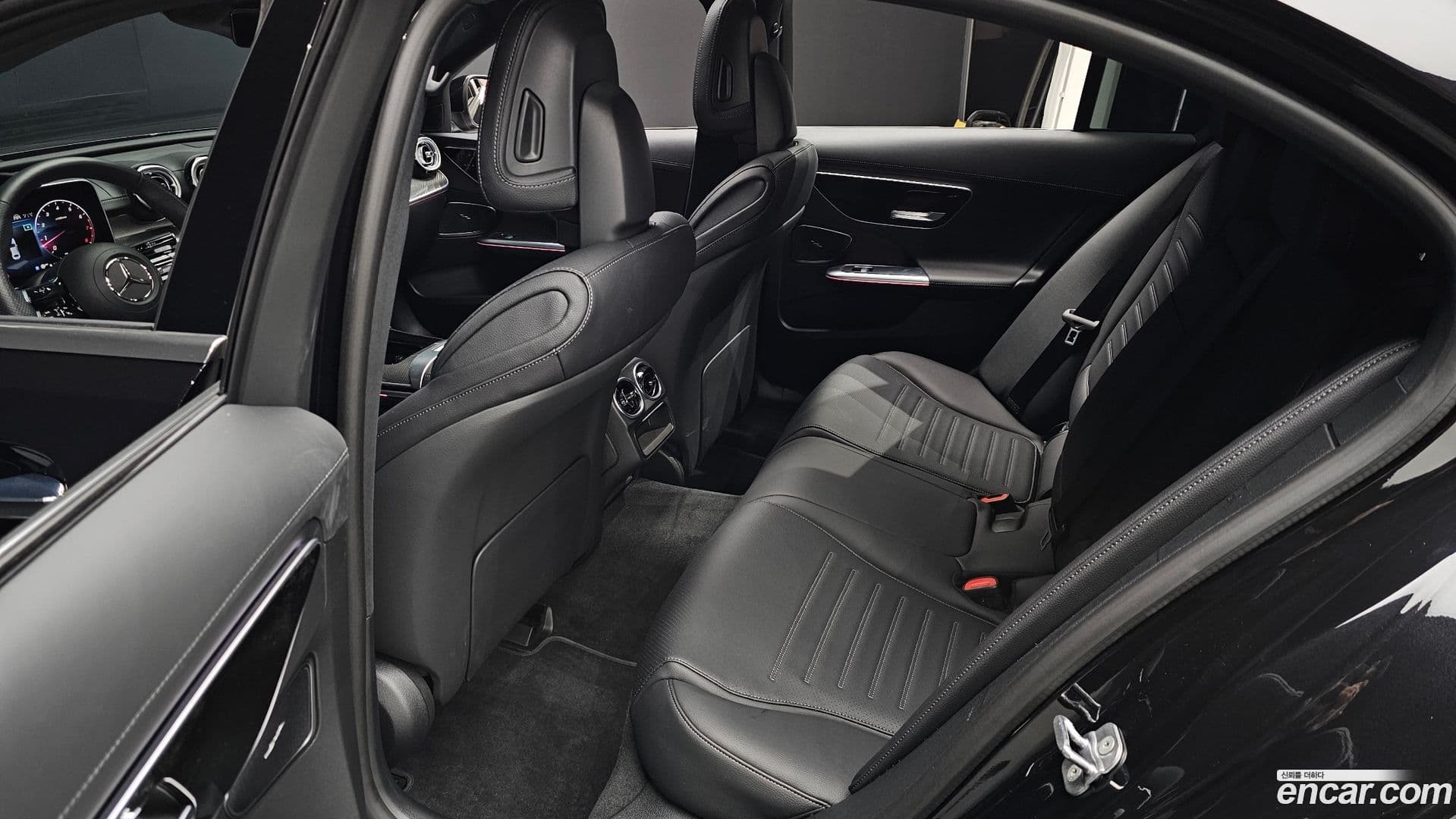 Main__Slider__Photo:C-Class Mercedes-Benz 2023.6-11