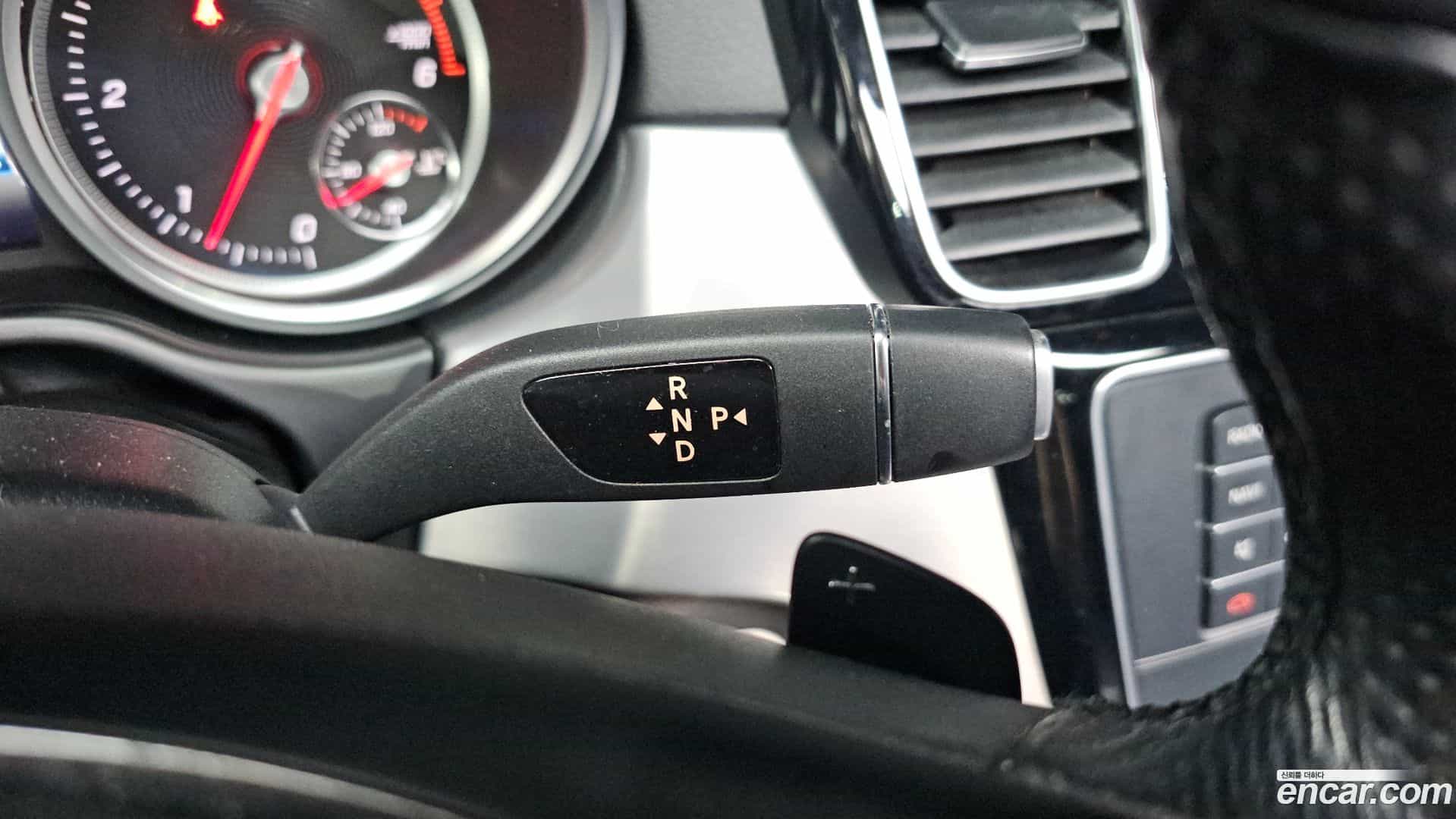 GLE-Class Mercedes-Benz 2018.8-INNER-009