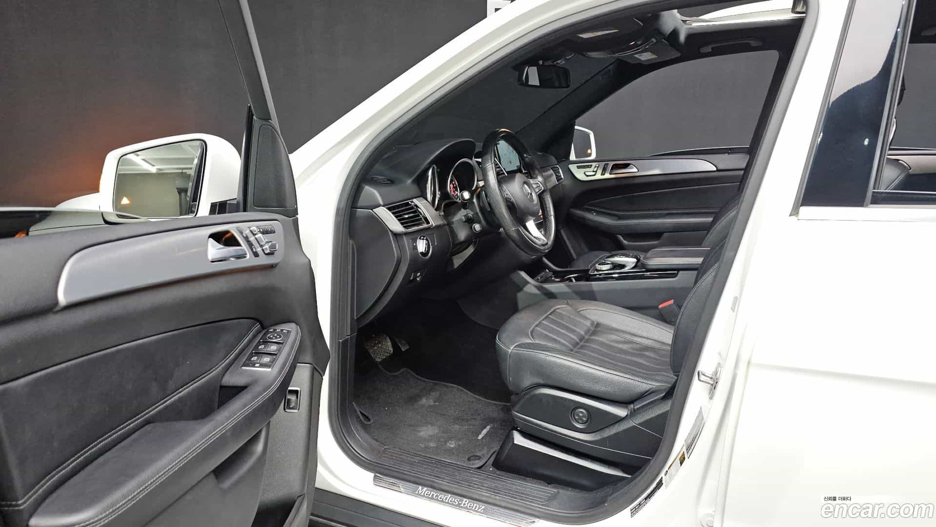 GLE-Class Mercedes-Benz 2018.8-INNER-010