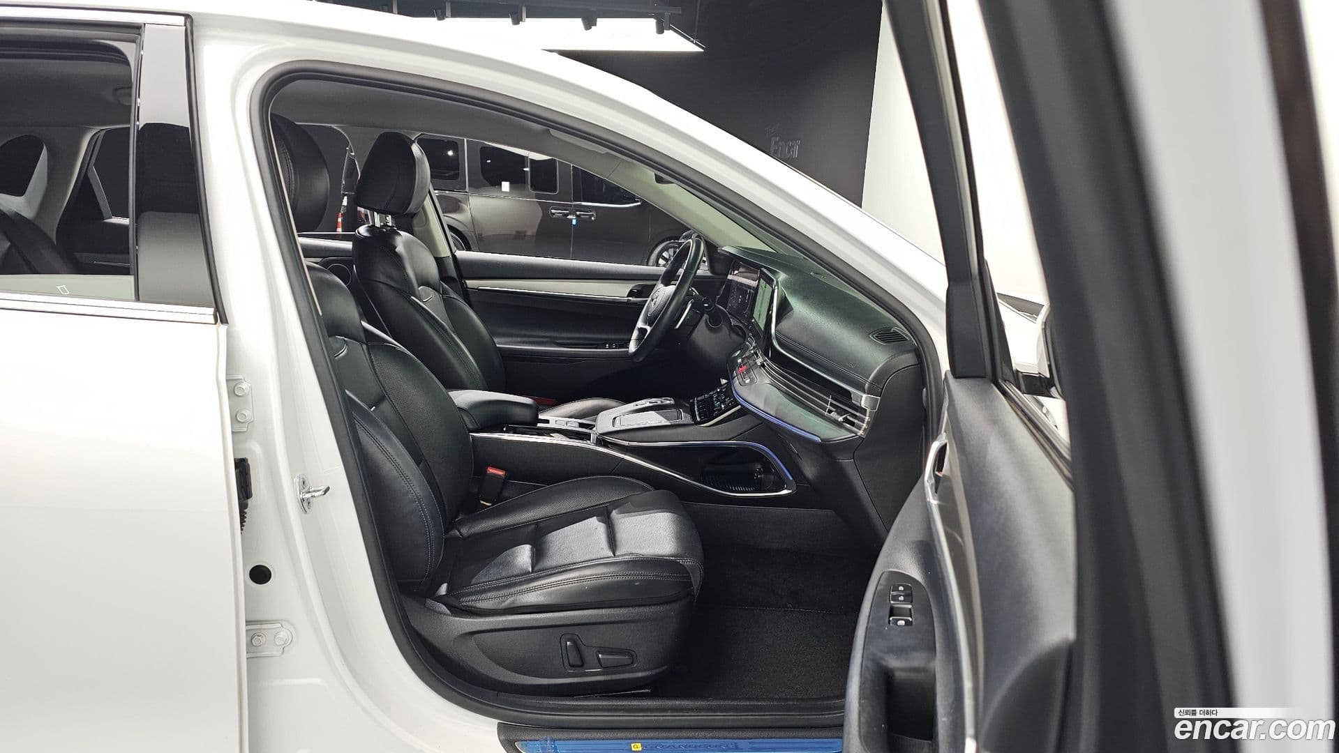 Main__Slider__Photo:Grandeur Hyundai 2022.2-11