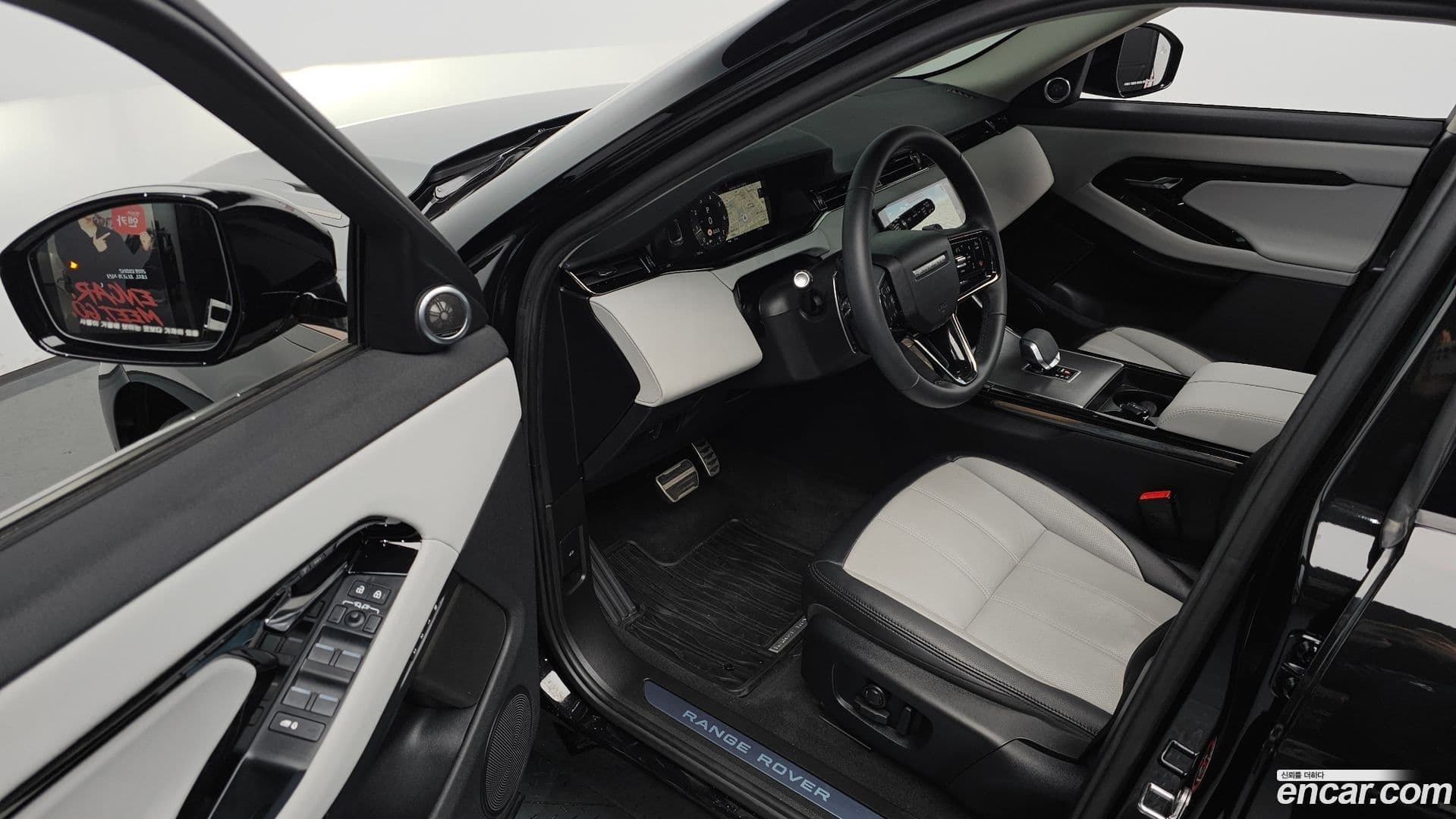 Main__Slider__Photo:Range Rover Evoque Land Rover 2025.3-10