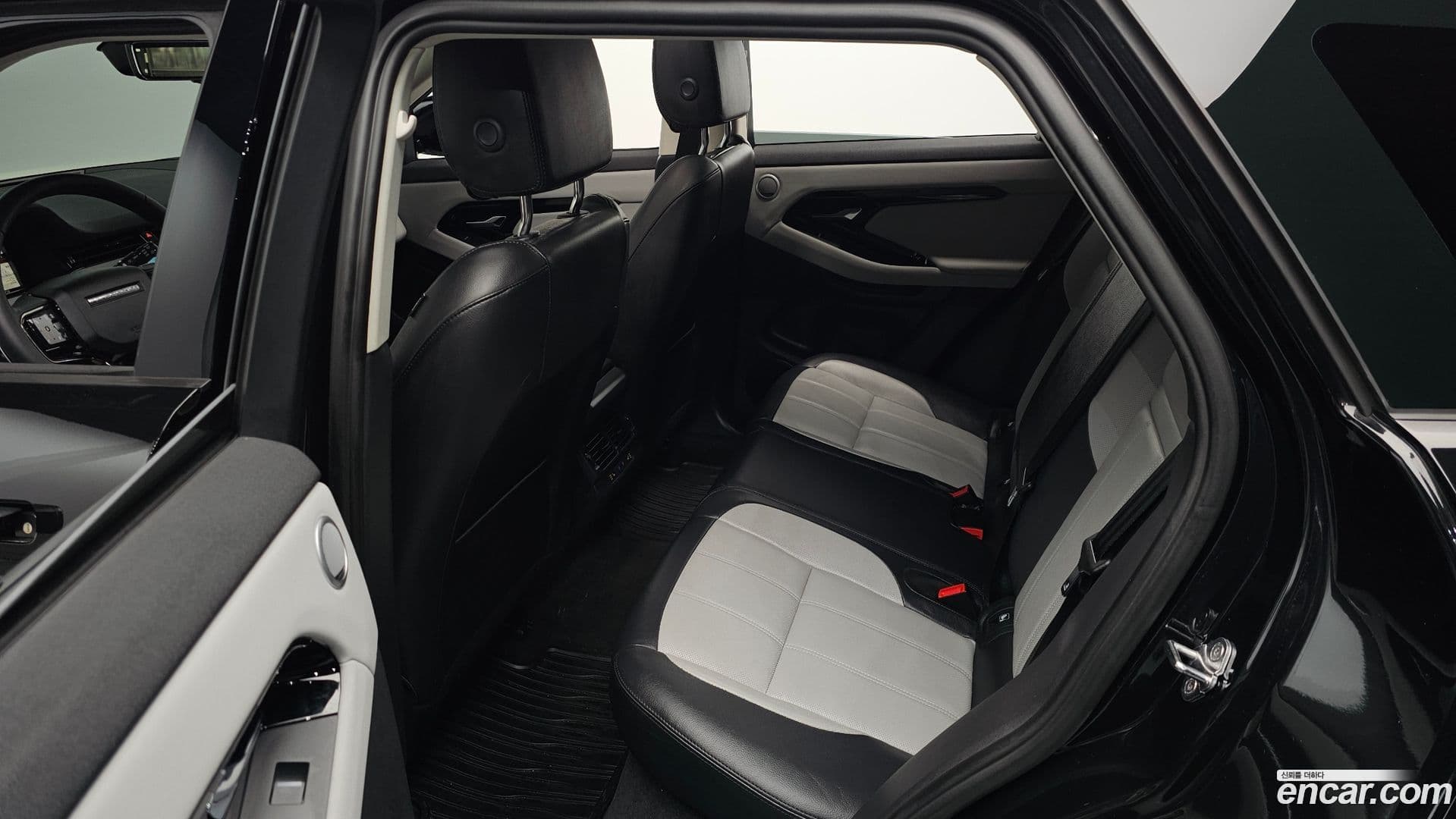 Main__Slider__Photo:Range Rover Evoque Land Rover 2025.3-11