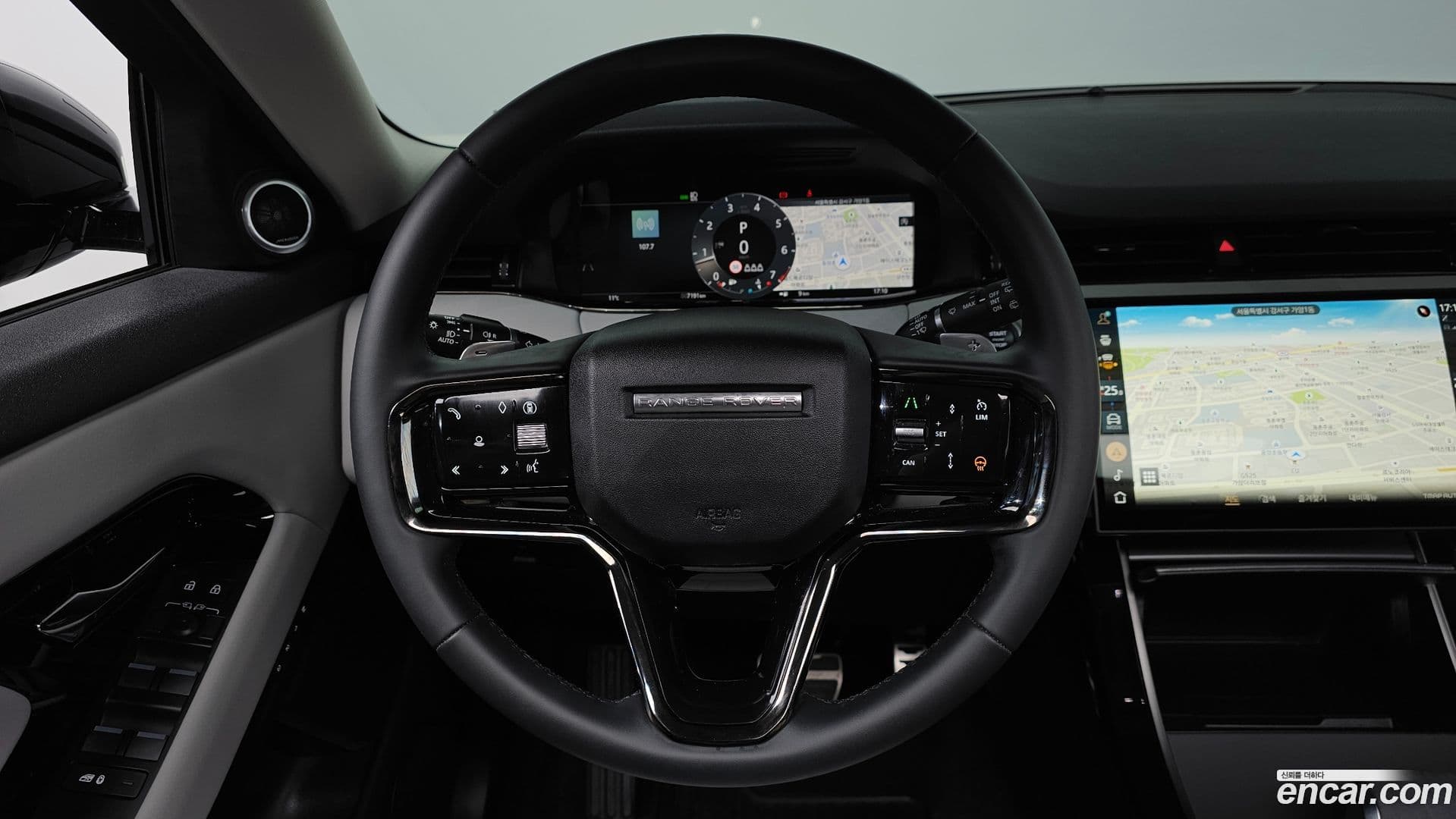 Main__Slider__Photo:Range Rover Evoque Land Rover 2025.3-12