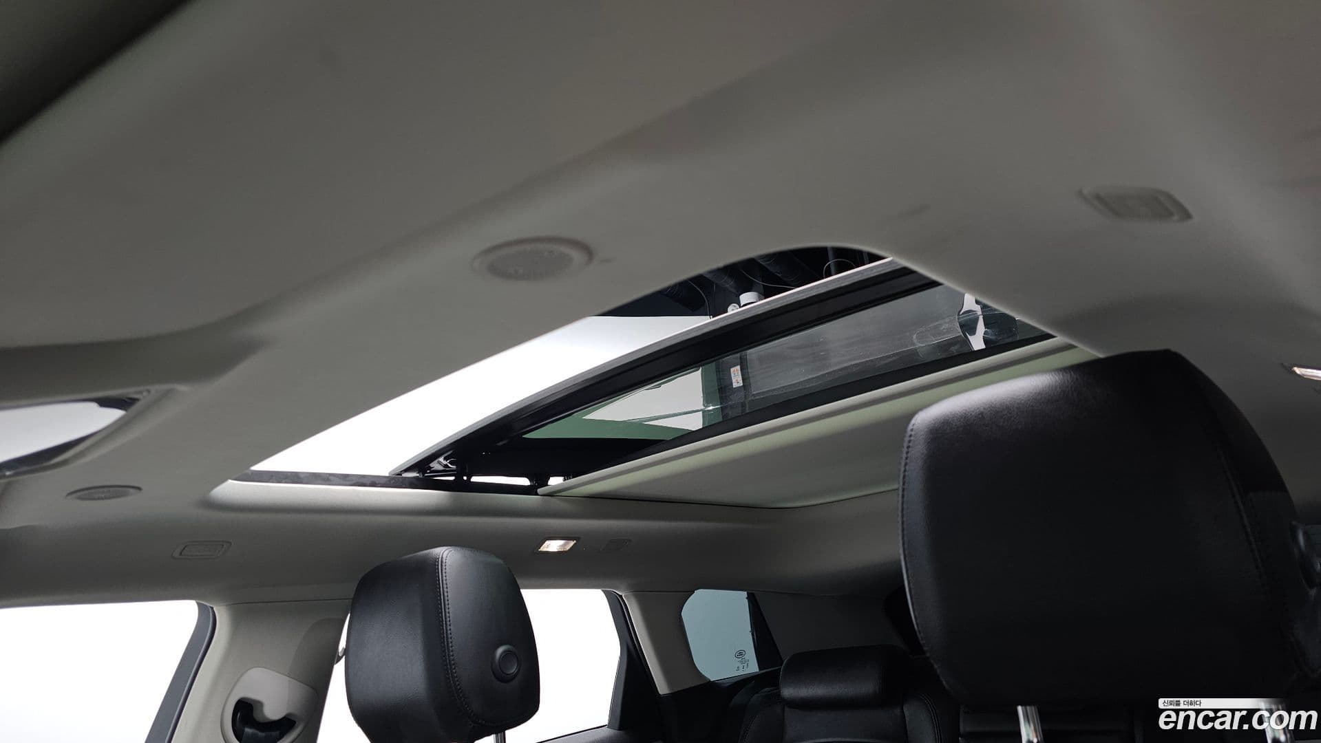 Main__Slider__Photo:Range Rover Evoque Land Rover 2025.3-16