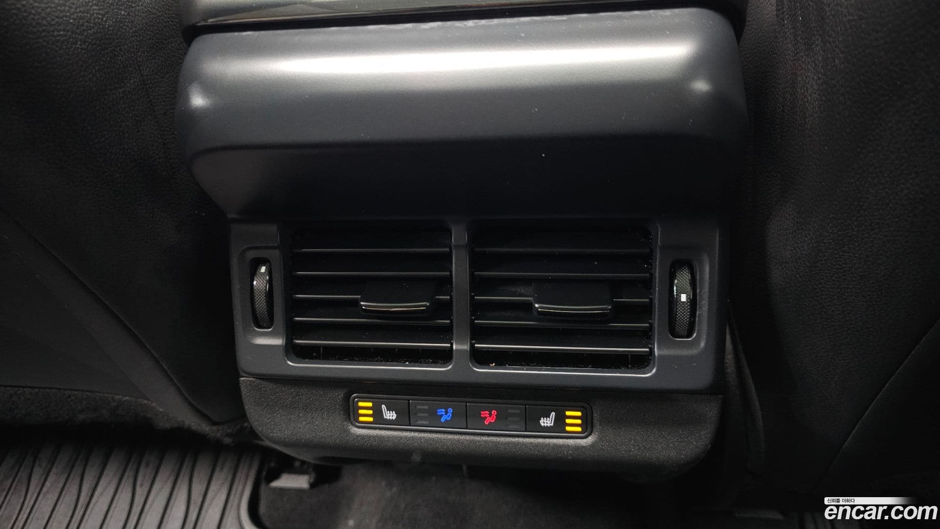 Main__Slider__Photo:Range Rover Evoque Land Rover 2025.3-18