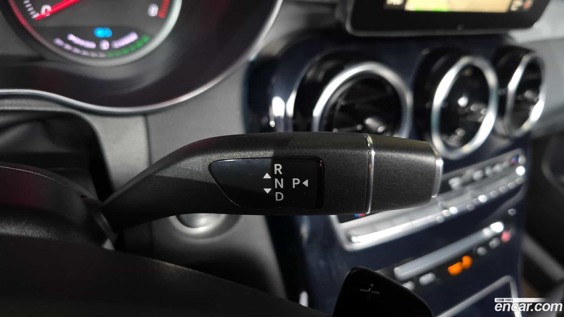 GLC-Class Mercedes-Benz 2018.11-INNER-009