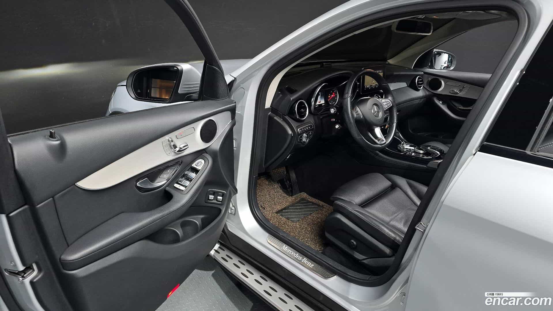 GLC-Class Mercedes-Benz 2018.11-INNER-010