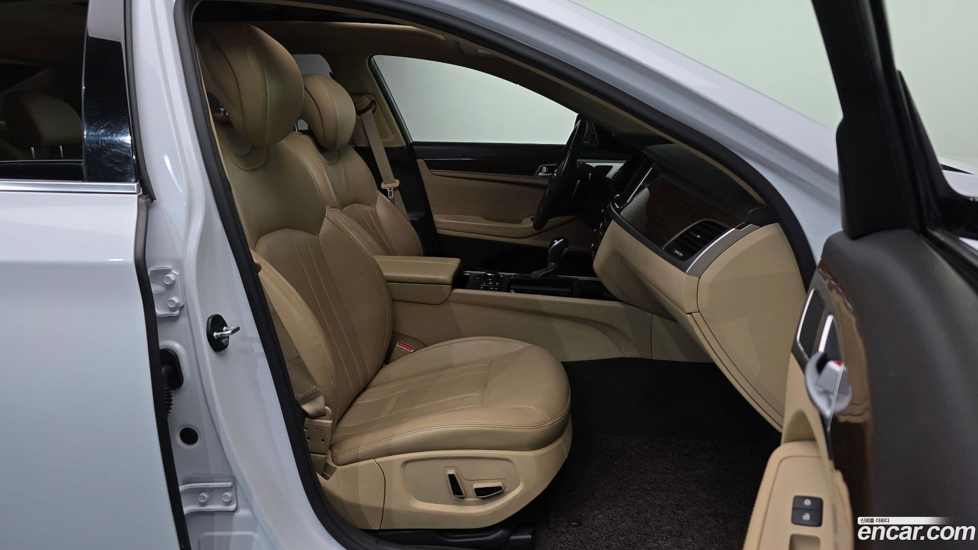 Main__Slider__Photo:Genesis Hyundai 2016.4-10