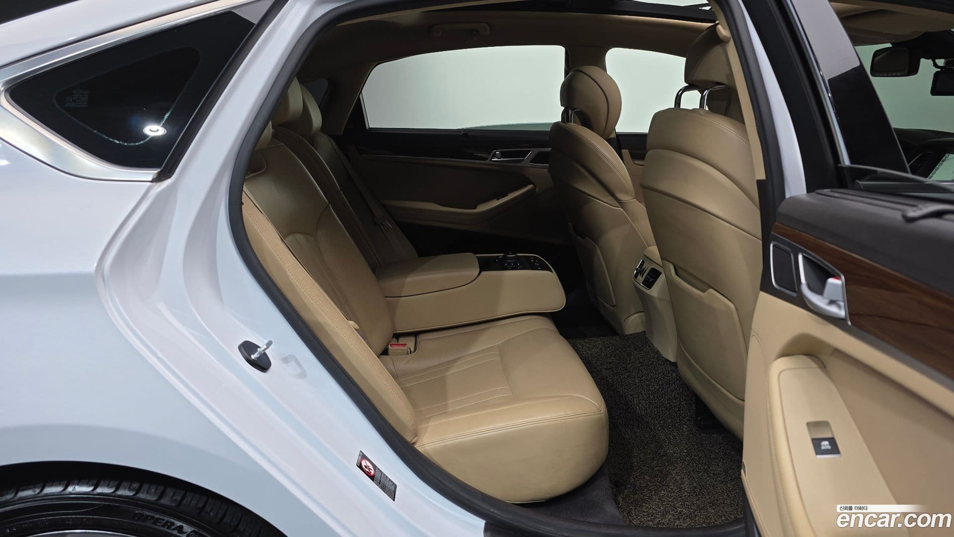 Main__Slider__Photo:Genesis Hyundai 2016.4-11