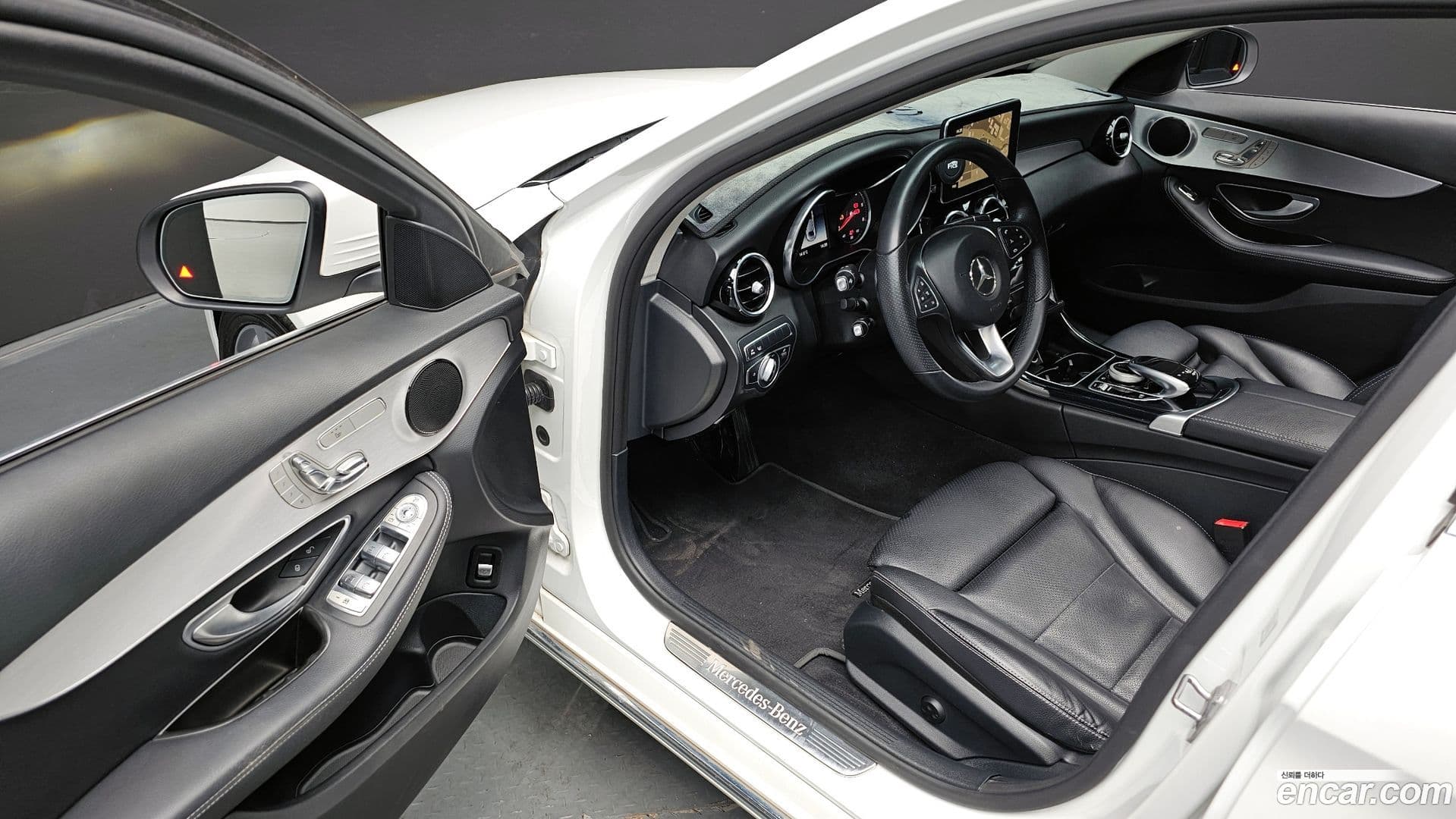 Main__Slider__Photo:C-Class Mercedes-Benz 2017.8-11