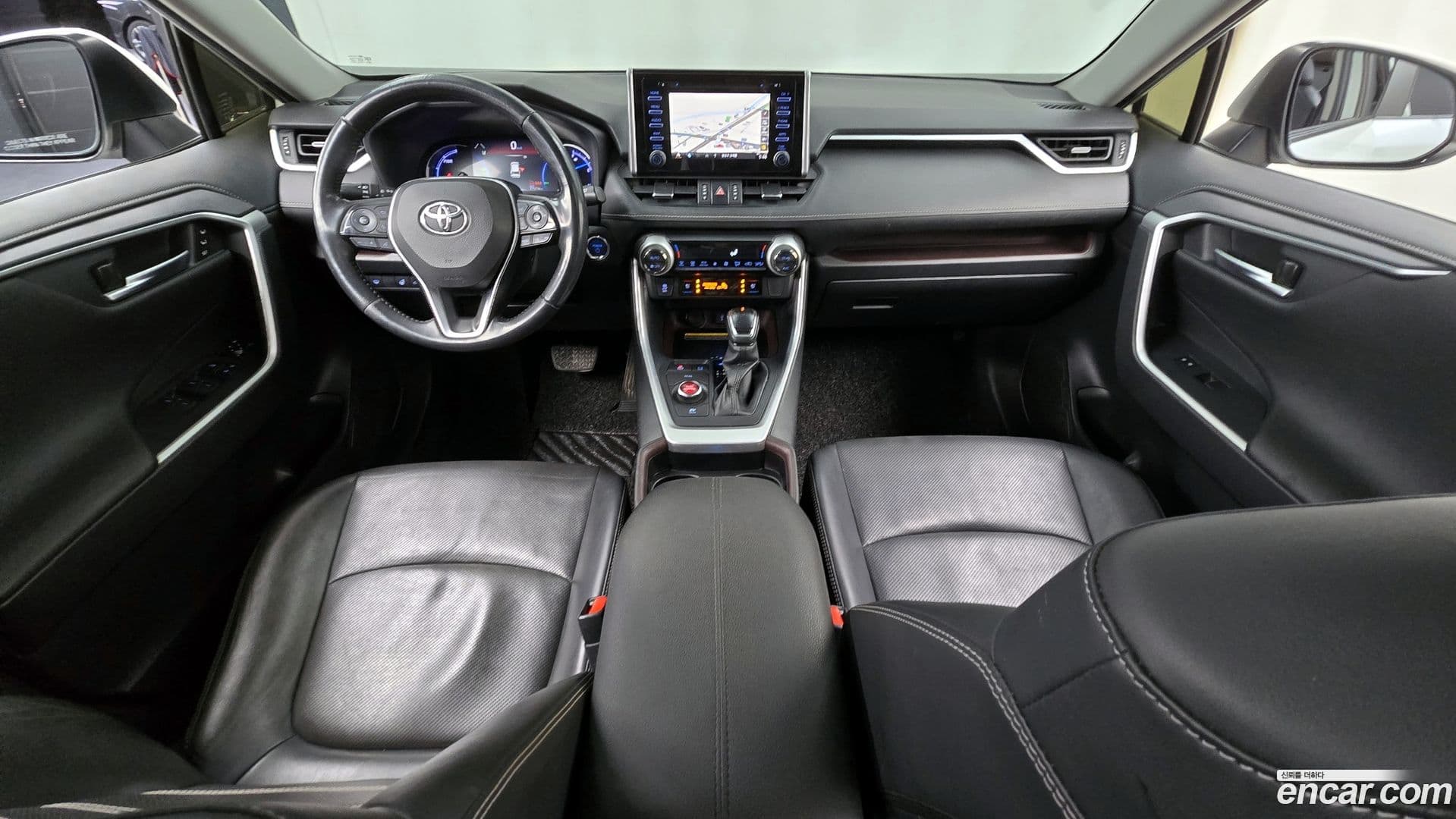 Main__Slider__Photo:RAV4 Toyota 2020.1-6