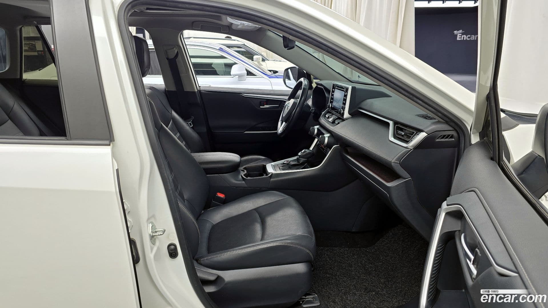 Main__Slider__Photo:RAV4 Toyota 2020.1-10