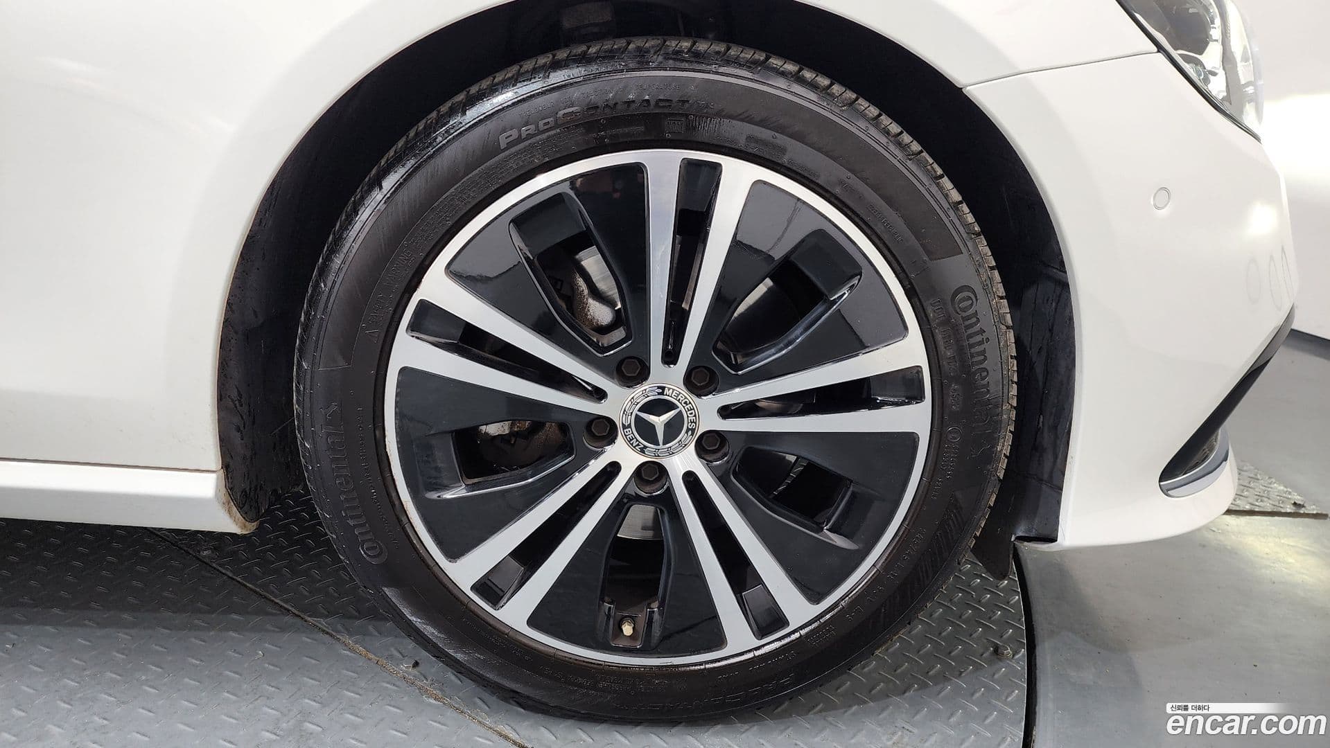 Main__Slider__Photo:E-Class Mercedes-Benz 2021.4-4