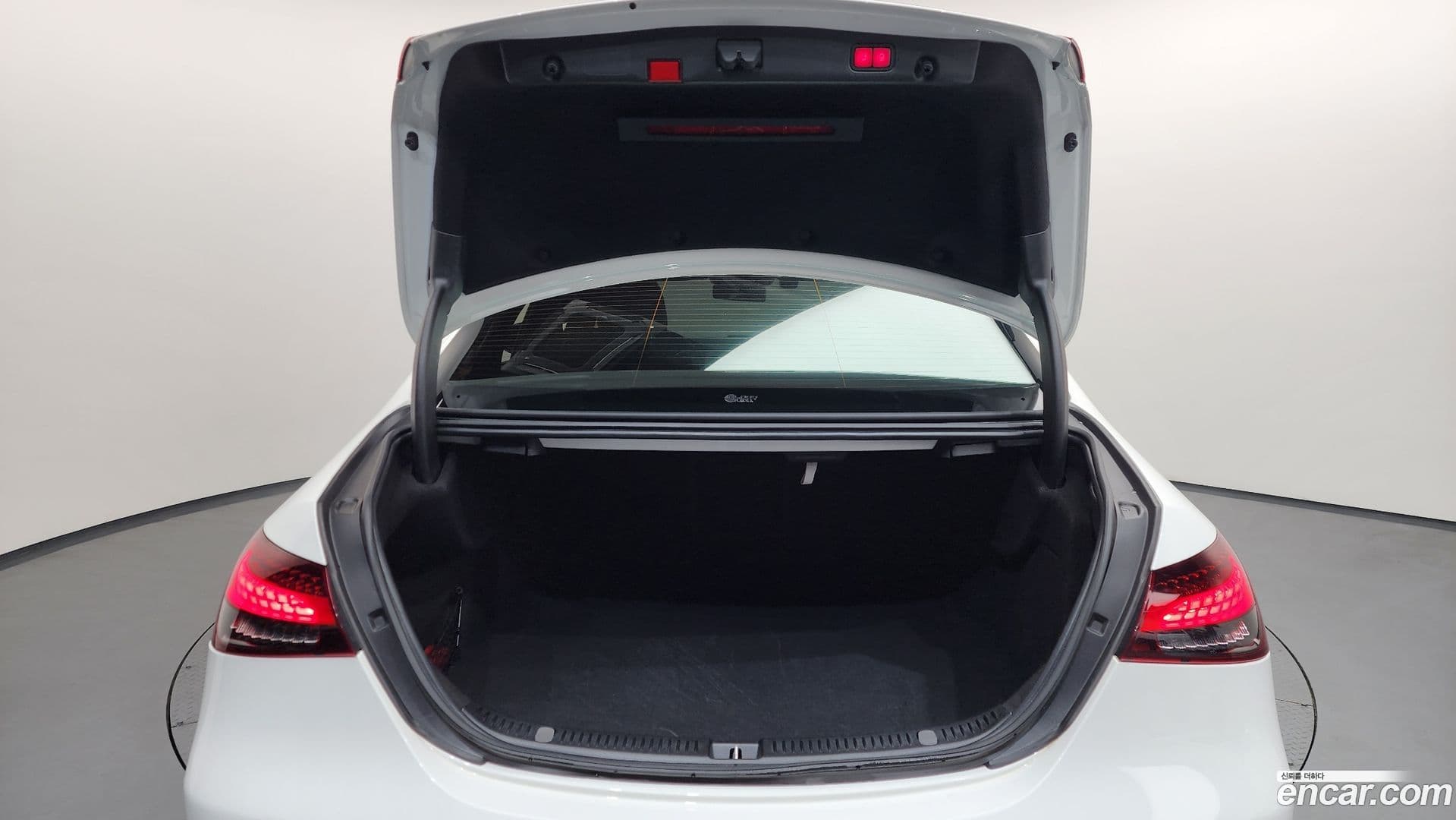 Main__Slider__Photo:E-Class Mercedes-Benz 2021.4-19