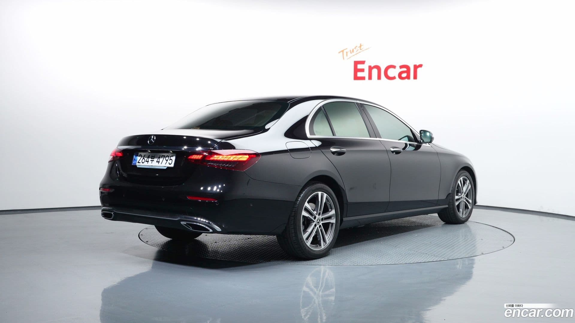 Main__Slider__Photo:E-Class Mercedes-Benz 2023.10-1