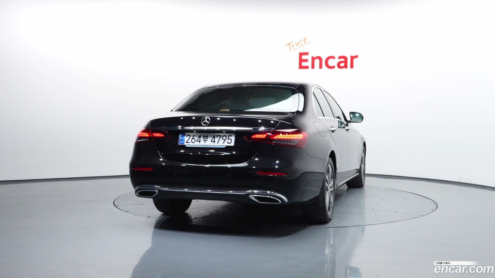 Main__Slider__Photo:E-Class Mercedes-Benz 2023.10-3