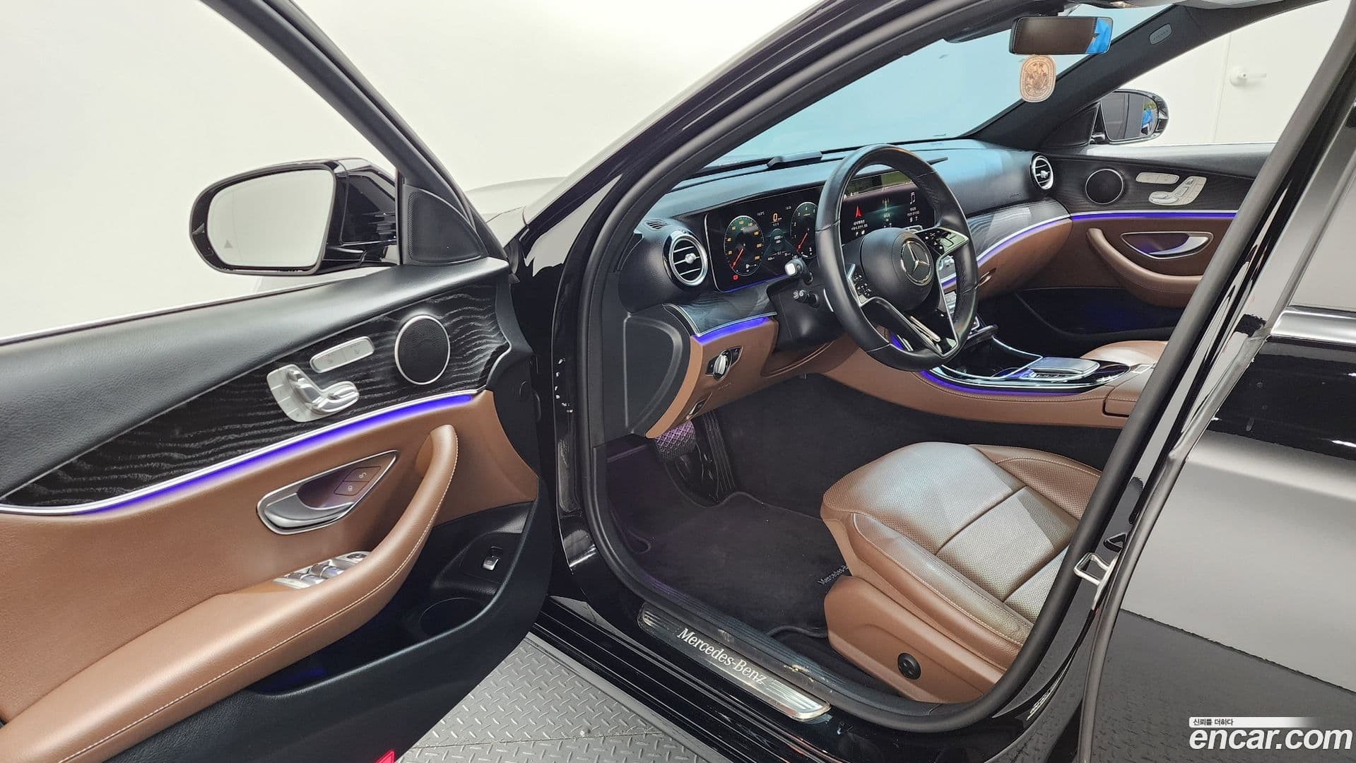 Main__Slider__Photo:E-Class Mercedes-Benz 2023.10-9