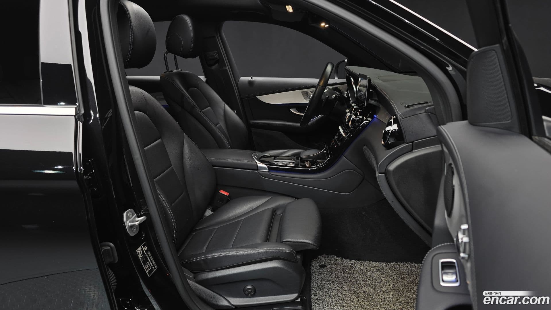 Main__Slider__Photo:GLC-Class Mercedes-Benz 2021.3-10