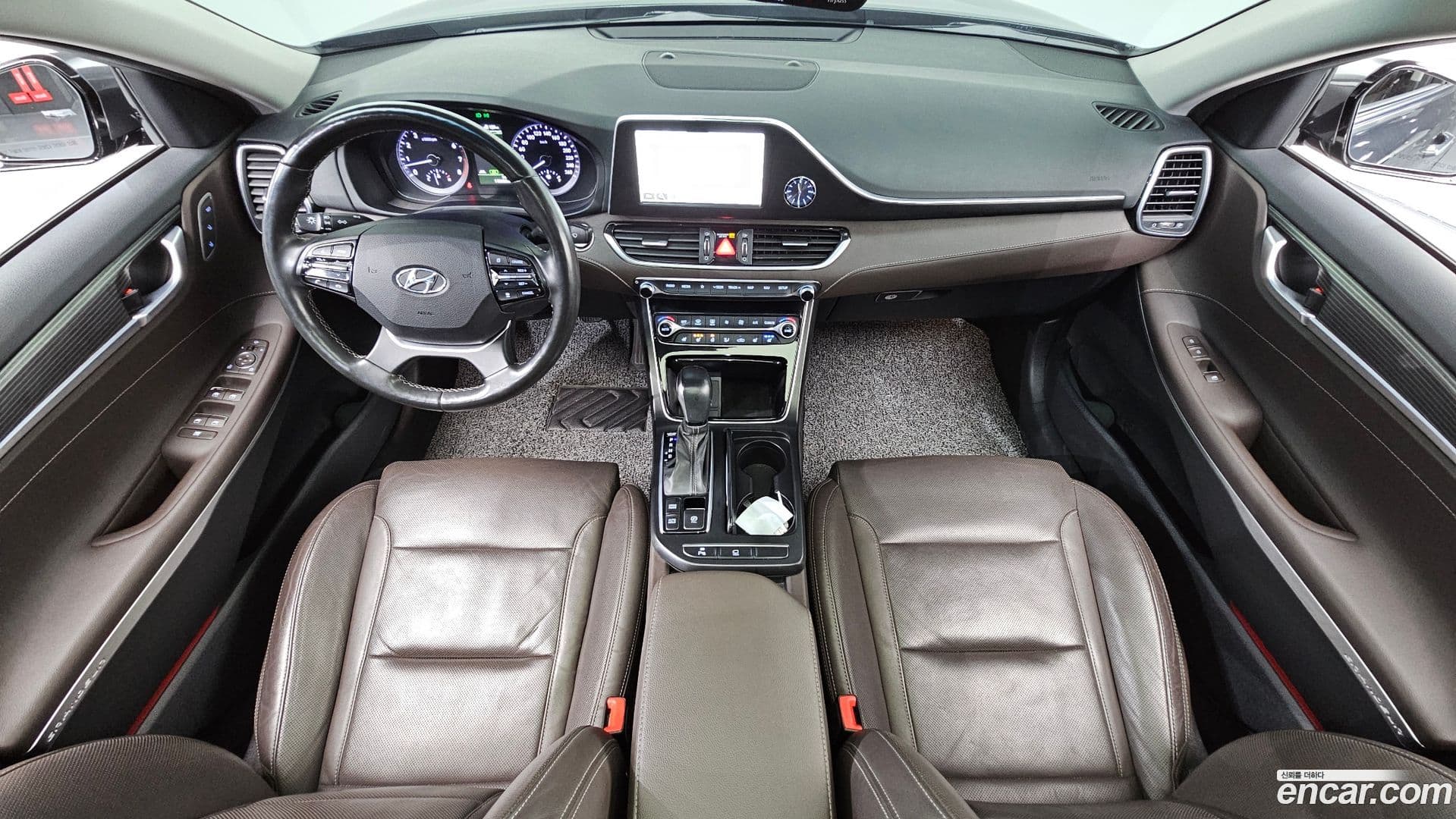 Main__Slider__Photo:Grandeur Hyundai 2018.4-6