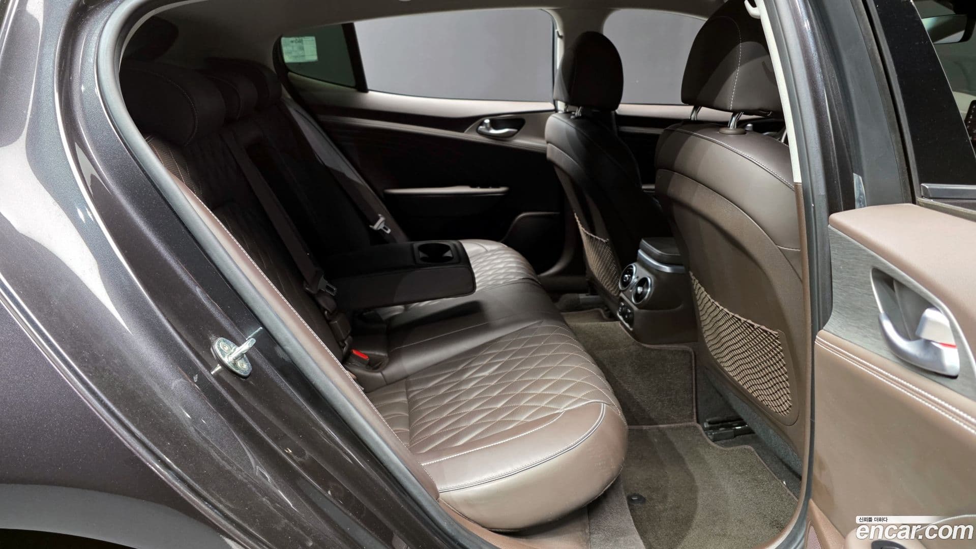 Main__Slider__Photo:Stinger Kia 2021.1-11