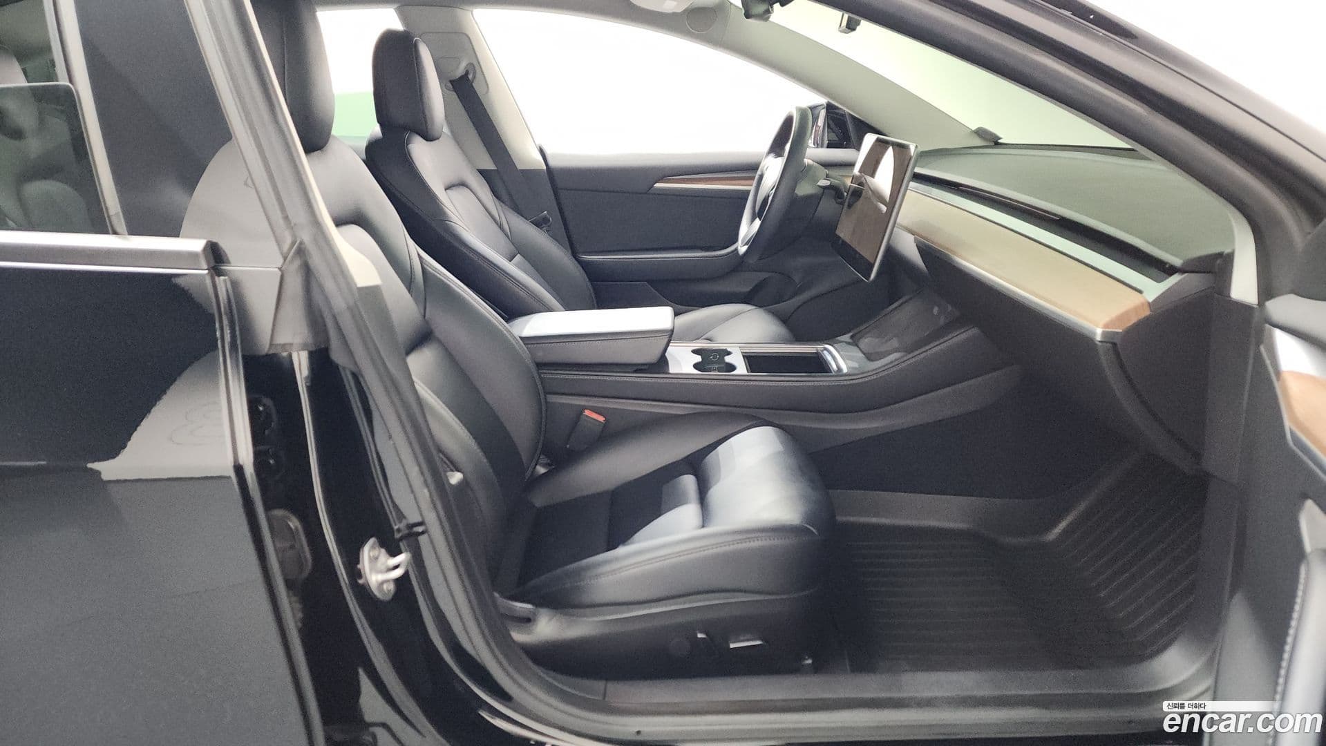 Main__Slider__Photo:Model 3 Tesla 2022.8-10