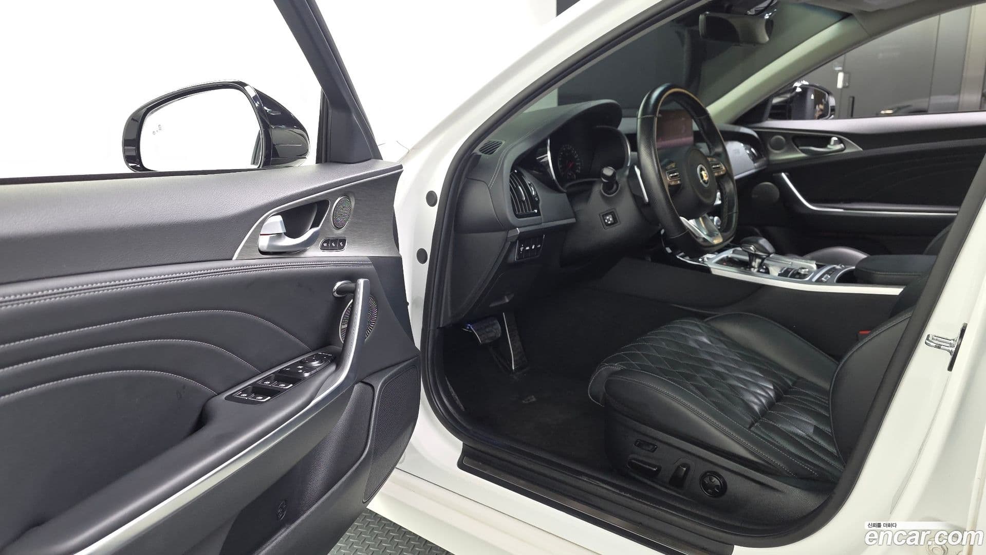 Main__Slider__Photo:Stinger Kia 2021.5-9