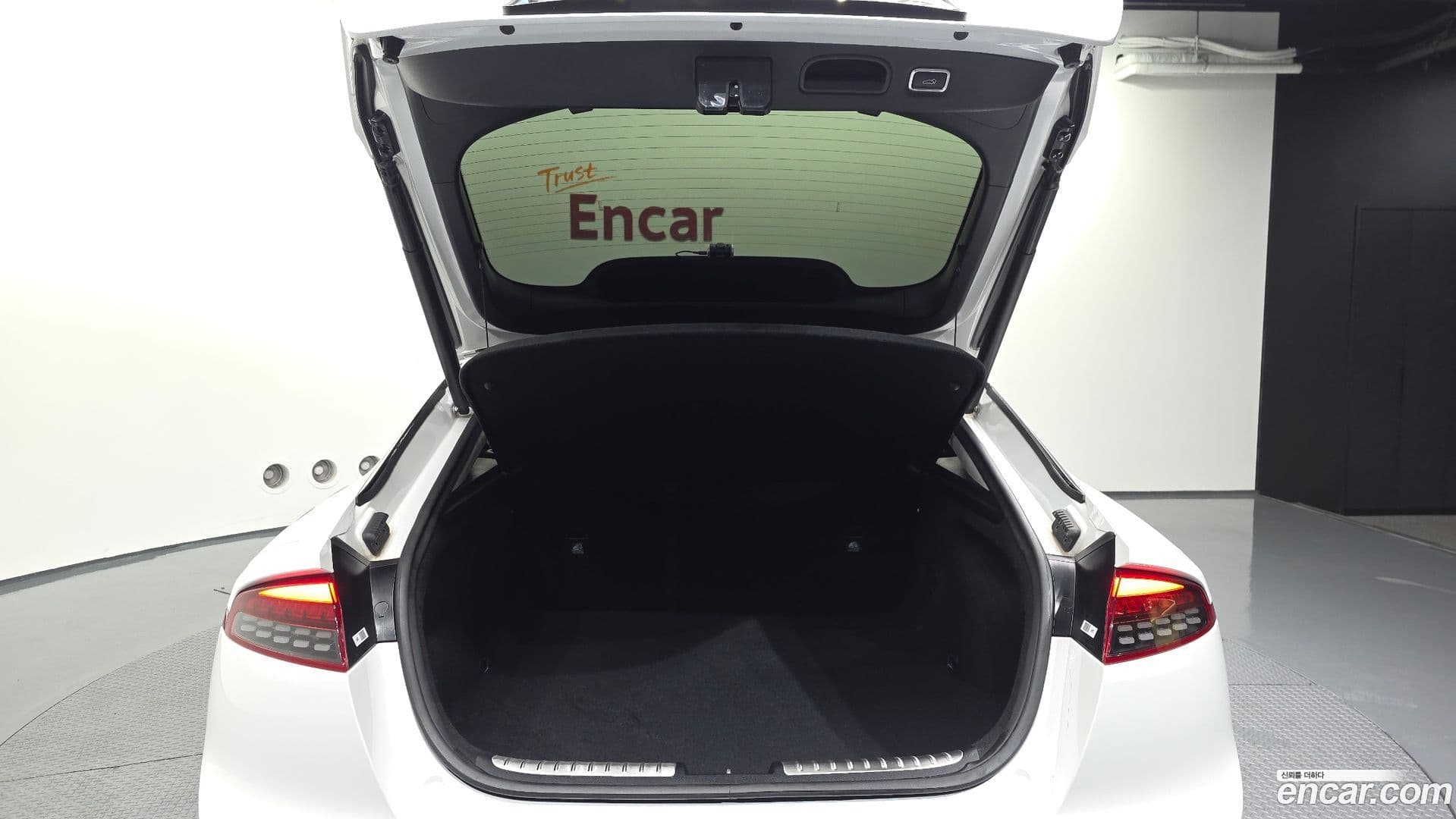 Main__Slider__Photo:Stinger Kia 2021.5-19