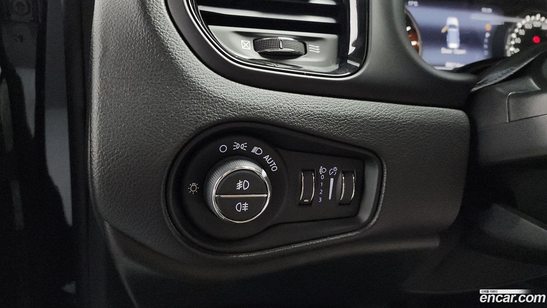 Main__Slider__Photo:Renegade Jeep 2018.11-13