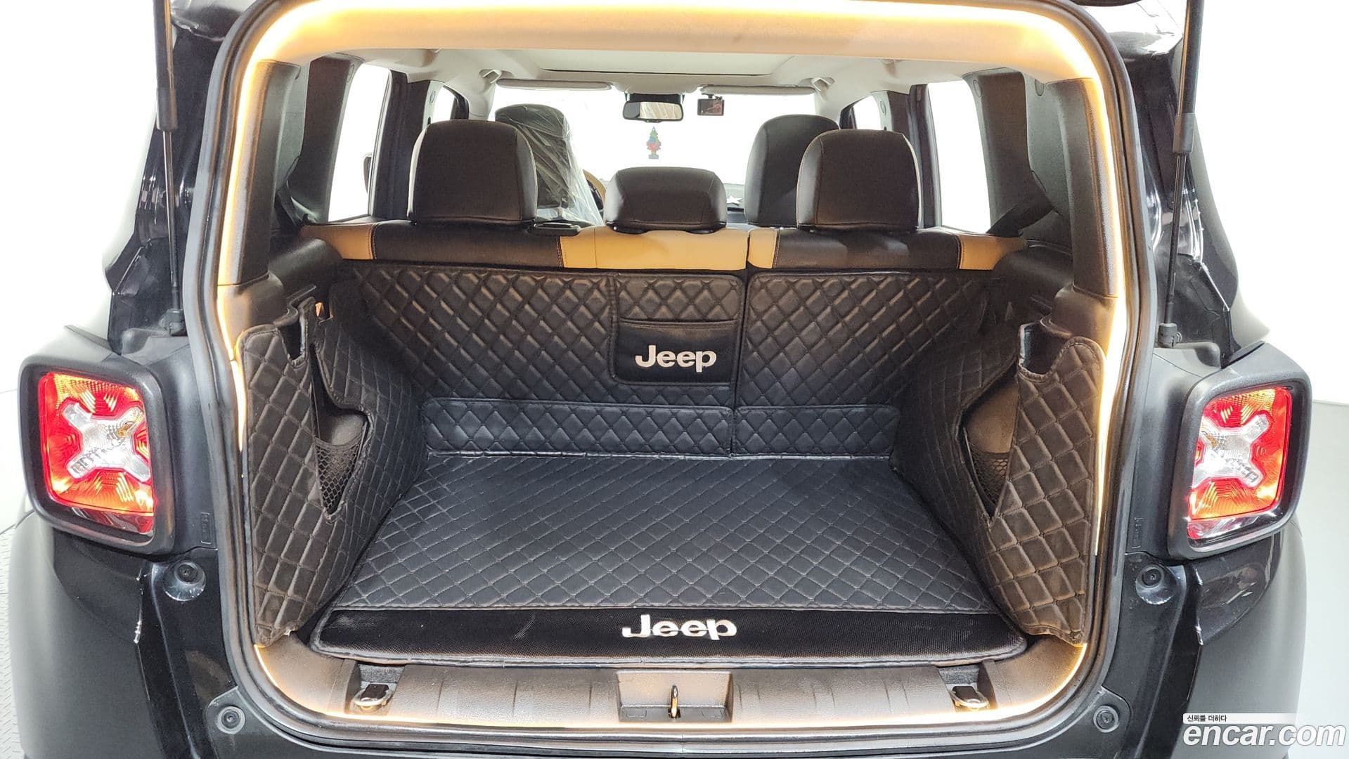 Main__Slider__Photo:Renegade Jeep 2018.11-19